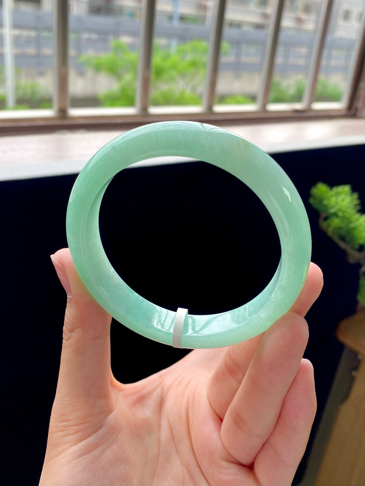 苹果绿洒金正圈
尺寸：59-12.8-8