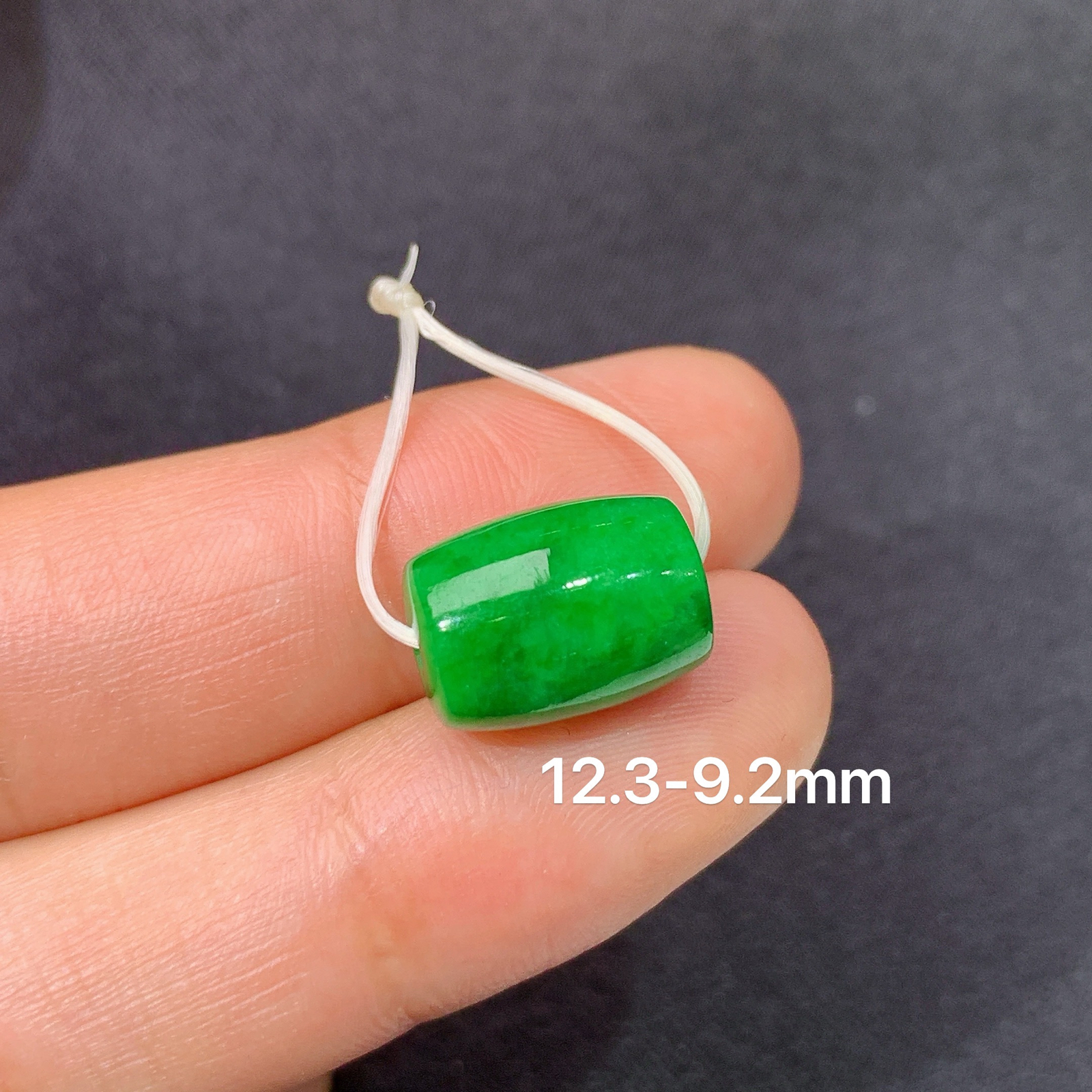 阳绿路路通，镶嵌佳品，冰润色阳，玉质细腻，种水足，Hon 尺寸12.3*9.2