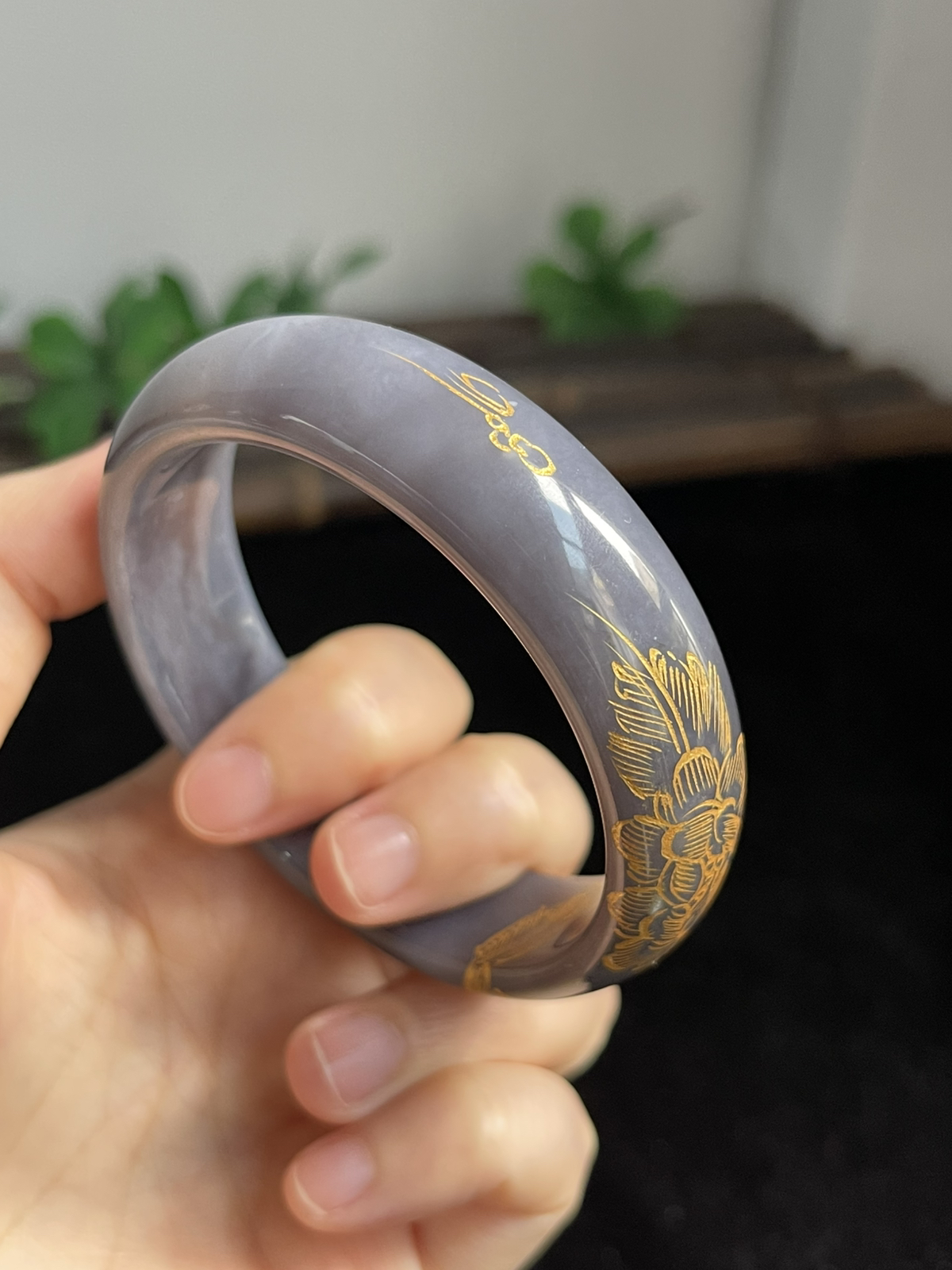 正圈55.5圈口，和田玉手镯，表面颜色为人工绘制