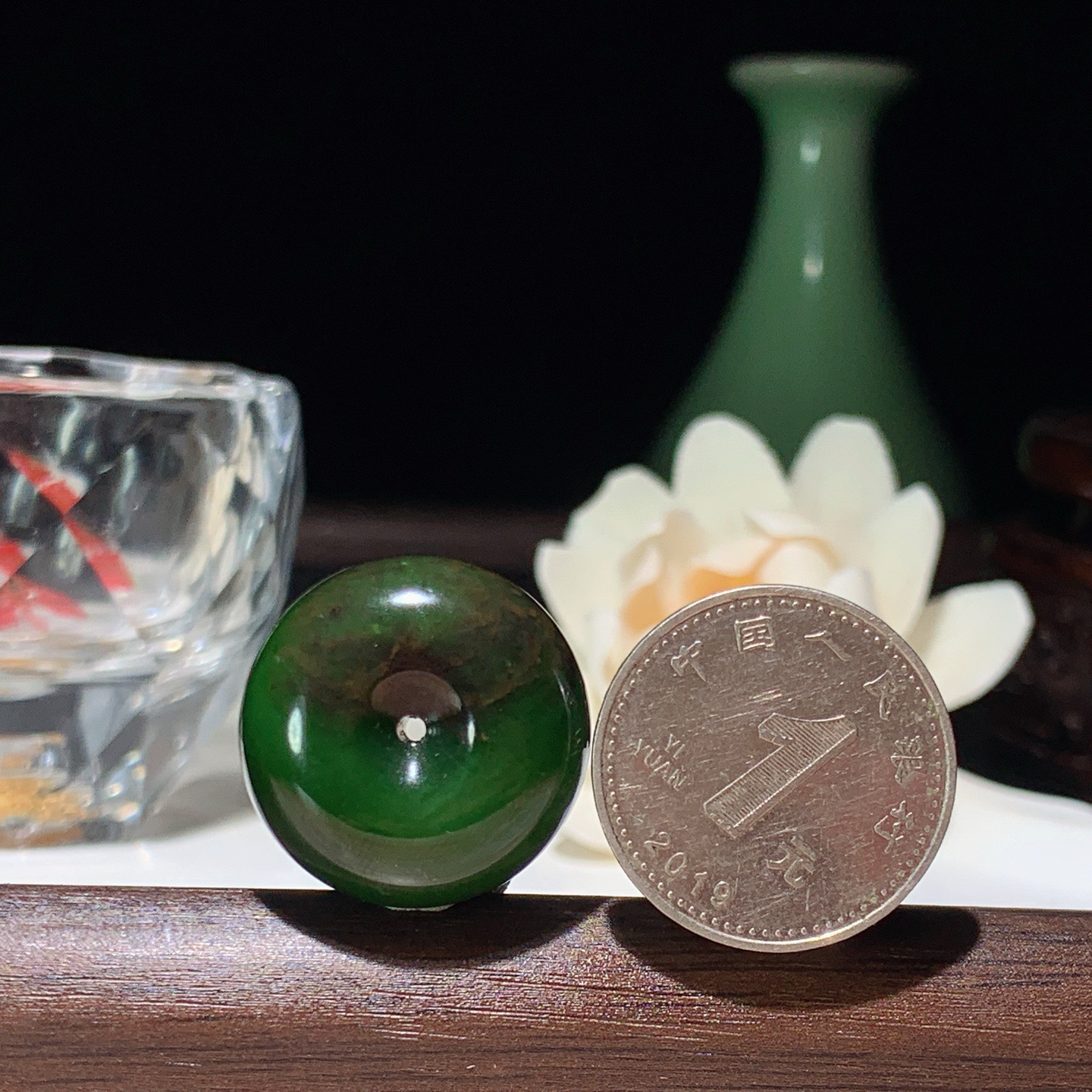 和田玉七号矿红皮料菠菜绿俄罗斯碧玉平安扣挂件。尺寸22/12重11克 玉质细腻油润。手推出油。品相大气 lt260321