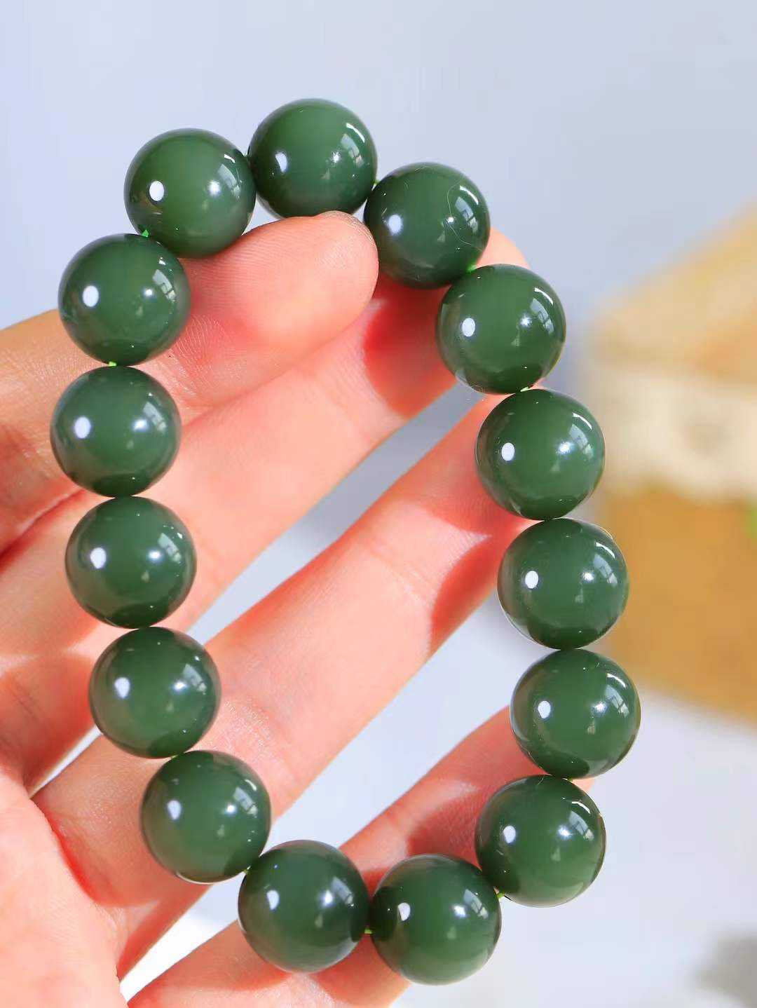 【珠圆玉润.手串】

精品️和田玉碧玉猫眼珠圆玉润手串 玉质温润细腻  整串打磨圆润，佩戴舒适。珠珠落玉盘，间关莺语花底滑，一生美好时光，无论身在何处，都有它相伴相守。事事顺遂，幸福美满，吉祥如意。重67克 尺寸取一14.2mm FDT-16352013