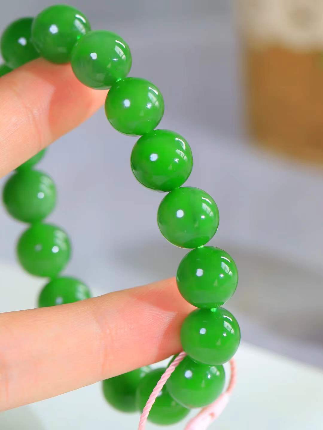 【珠圆玉润.手串】

精品和田玉碧玉珠圆玉润手串 玉质温润细腻  整串打磨圆润，佩戴舒适。珠珠落玉盘，间关莺语花底滑，一生美好时光，无论身在何处，都有它相伴相守。事事顺遂，幸福美满，吉祥如意。重48.6克 尺寸取一12.2mm FDL-16301900
