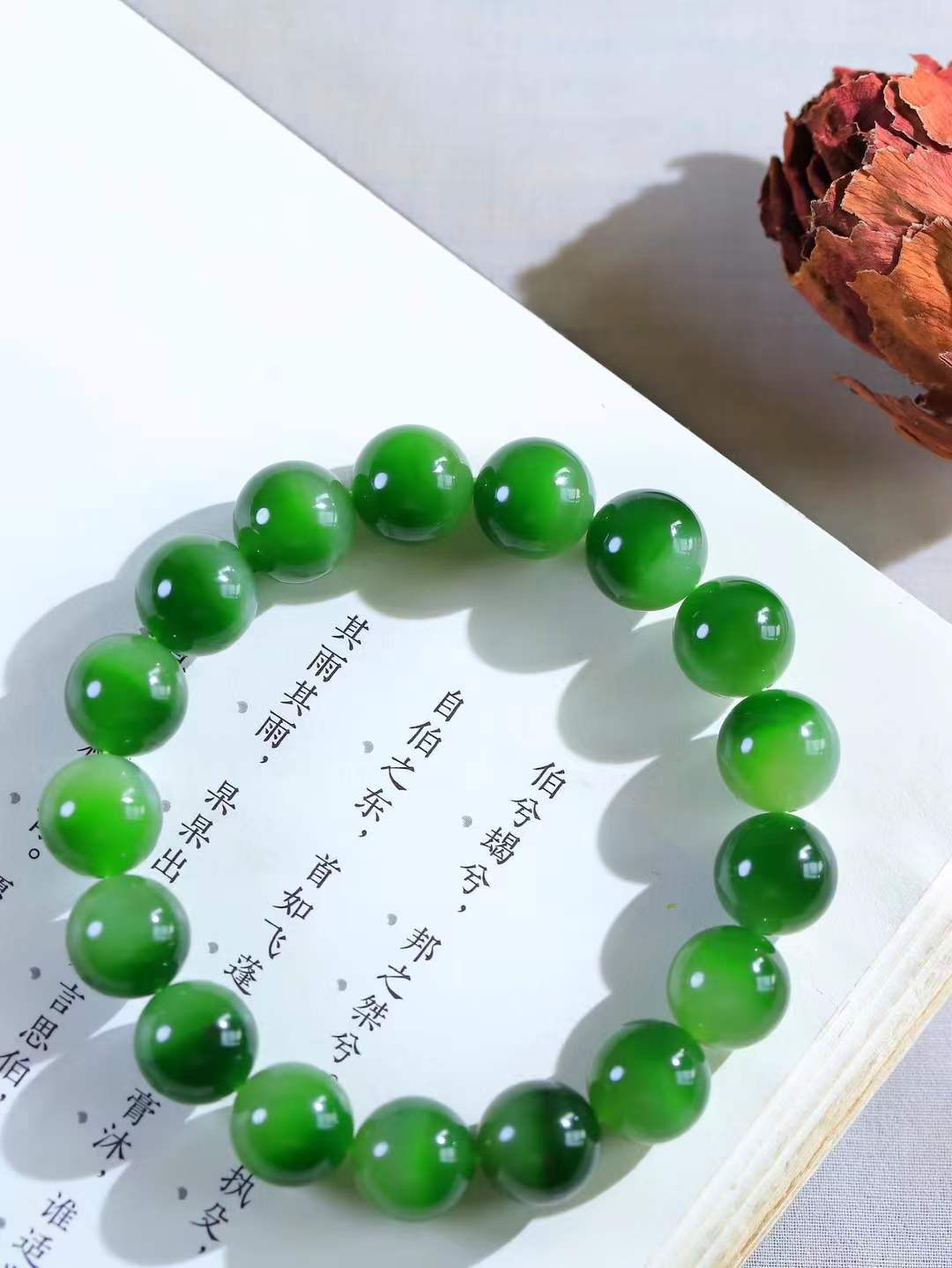 【珠圆玉润.手串】

精品️和田玉碧玉微猫眼珠圆玉润手串 玉质温润细腻  整串打磨圆润，佩戴舒适。珠珠落玉盘，间关莺语花底滑，一生美好时光，无论身在何处，都有它相伴相守。事事顺遂，幸福美满，吉祥如意。重47.2克 尺寸取一12mm  FDA-22362033