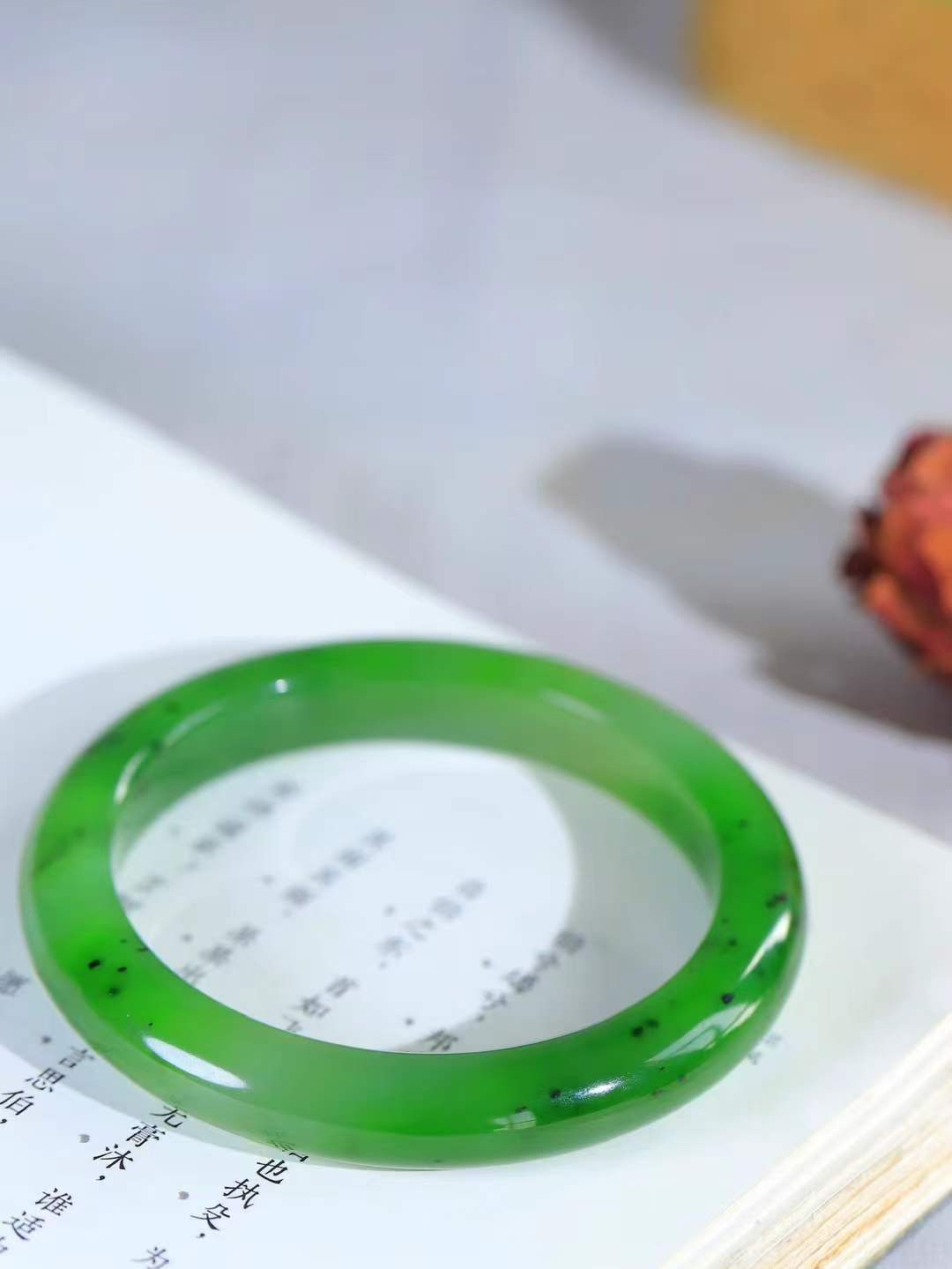 （碧色荡漾.手镯）

精品和田玉碧玉手镯，灼灼其华想像靓妆淡伫 ，腕间绿意跳脱冰壶莹，坐间静对，姑