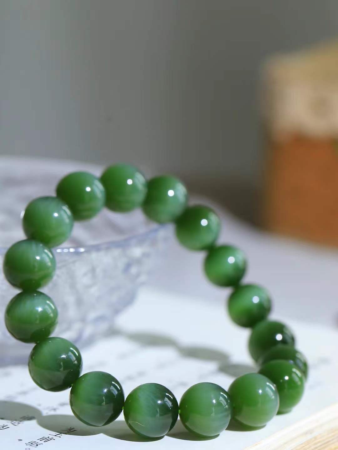 （猫眼手串）

精品和田玉碧玉猫眼圆珠手串 质地温润灵动 猫眼儿般的光中，有波光潋滟，也有梦幻清韵。行走于市井的喧嚣，相顾不言，便得清欢。重46.2克 尺寸取一12mmFDT-23352053