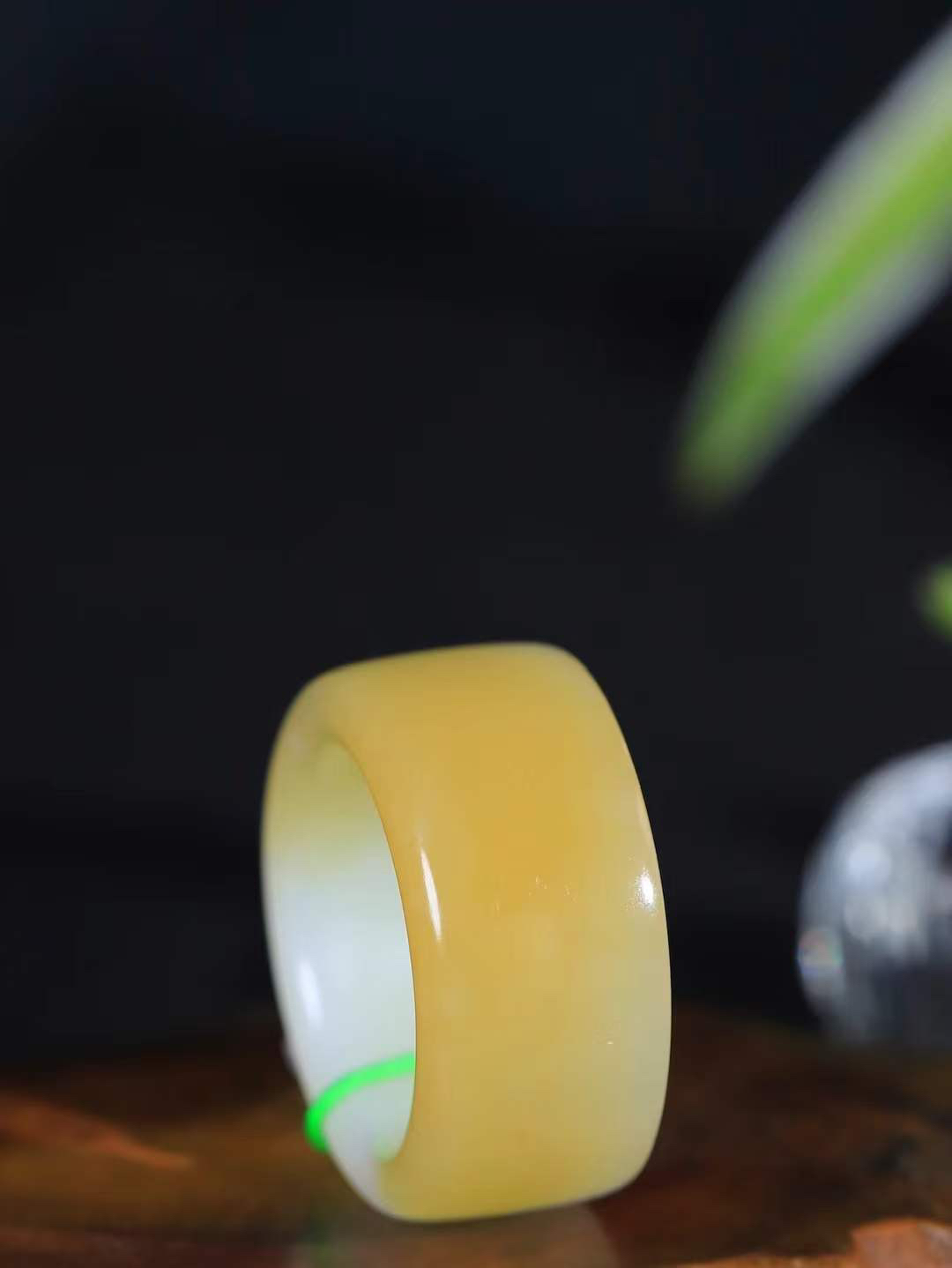 【古韵·扳指】

精品和田玉糖白玉扳指，玉质温润，油润感十足， 整器古韵生辉。优雅高贵。运筹帷幄于掌中，决胜于千里之外。
重17.8克 内径圈口22mm  尺寸14.8-5.4mm  FDT-59321929