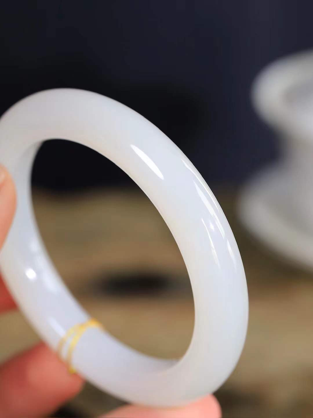 （温柔雅致.手镯）

精品️和田玉白玉手镯。镯型饱满，温润细腻，脂润沁香。️执一卷书，沏一盏茶，着一袭裙，戴一只镯。淡淡浅笺，素心若兰，静赏玉中诗画。悠悠岁月，芊手轻摘，盛满诗样芳华。重60克   尺寸57-11.8-10.2mm    FDL-66362033