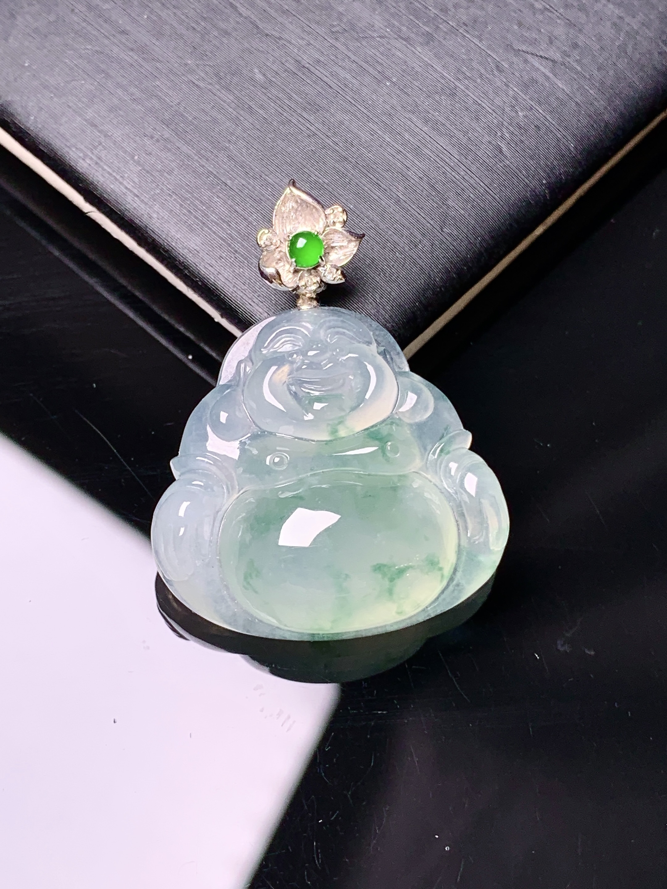 18k金钻镶嵌冰种飘绿佛公吊坠 玉质细腻 色泽艳丽清新 水润亮眼 整体尺寸31.5*24.3*8.8*2x