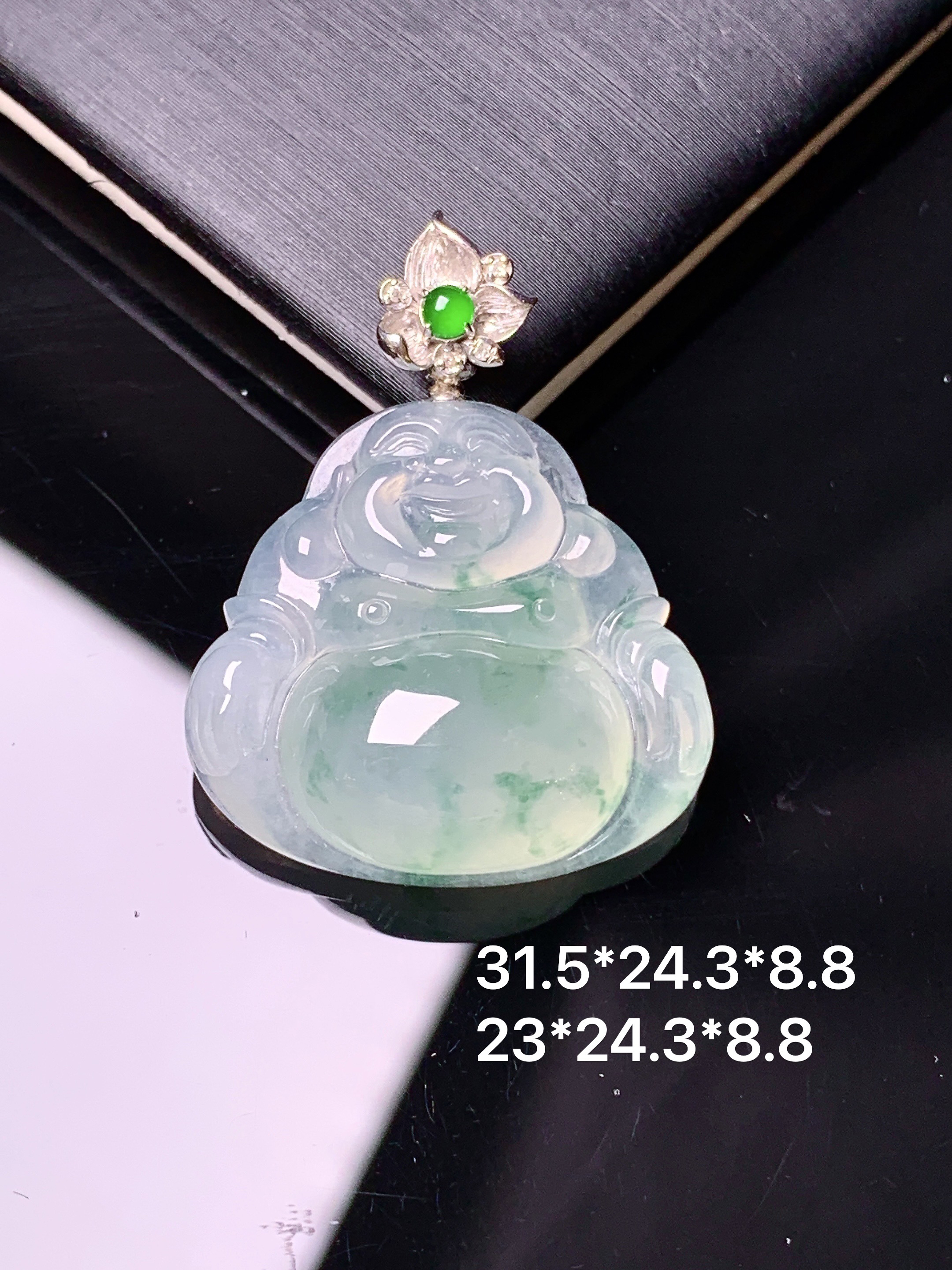 18k金钻镶嵌冰种飘绿佛公吊坠 玉质细腻 色泽艳丽清新 水润亮眼 整体尺寸31.5*24.3*8.8*2x