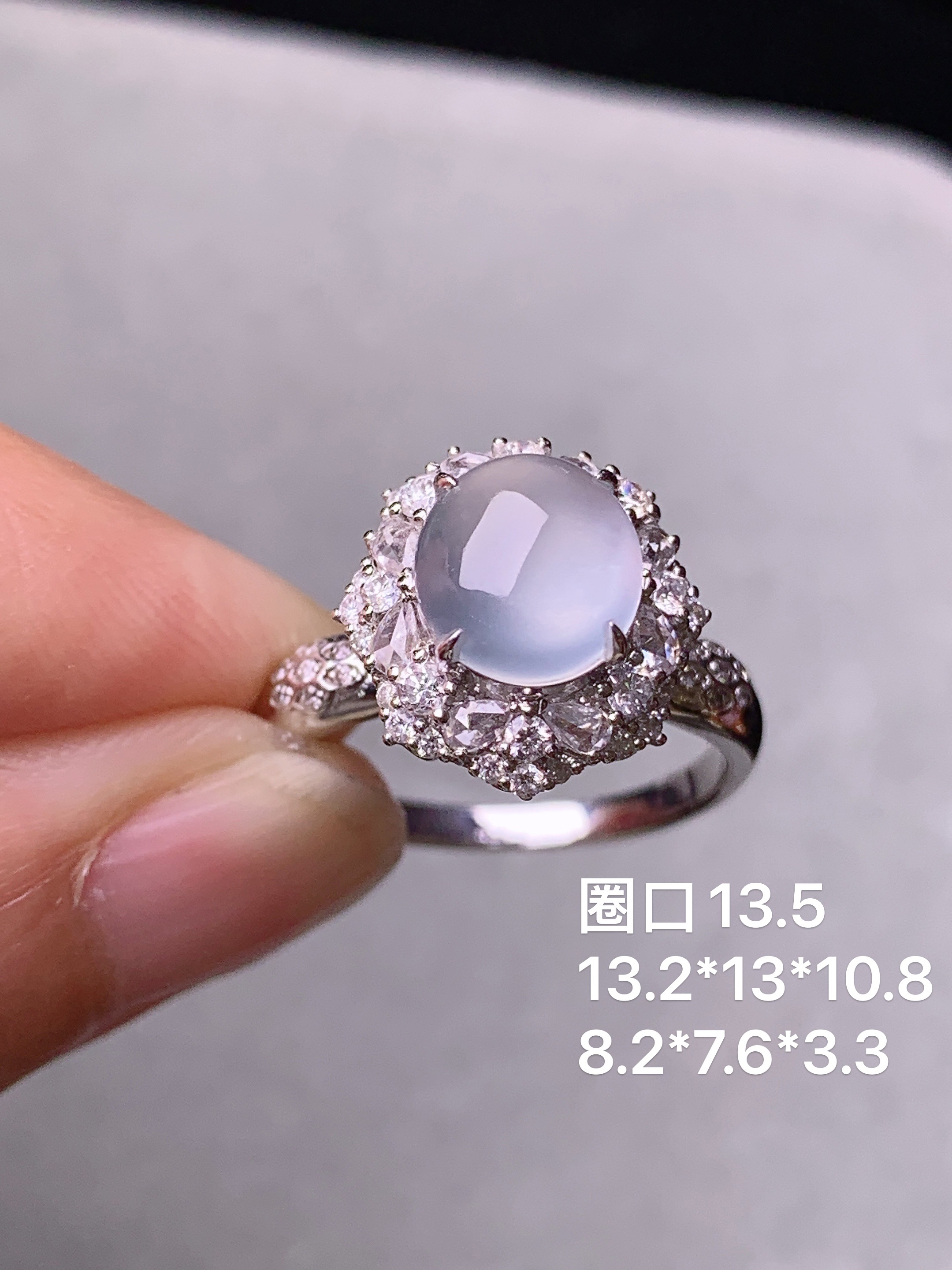 18k金钻镶嵌冰种蛋面戒指 玉质细腻 色泽艳丽清新 水润亮眼 圈口13.5 整体尺寸13.2*13*10.8t1