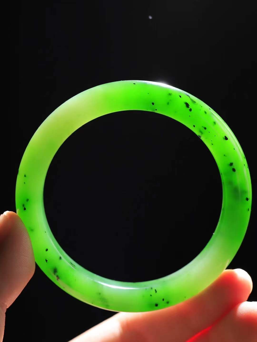 （碧色荡漾.手镯）

精品和田玉碧玉手镯，灼灼其华想像靓妆淡伫 ，腕间绿意跳脱冰壶莹，坐间静对，姑射仙姿潇洒处，艳冶最奇料子油润滋腻镯型饱满，手感上佳。重55.6克   内径59mm尺寸11.4-9.2mm  24372013T