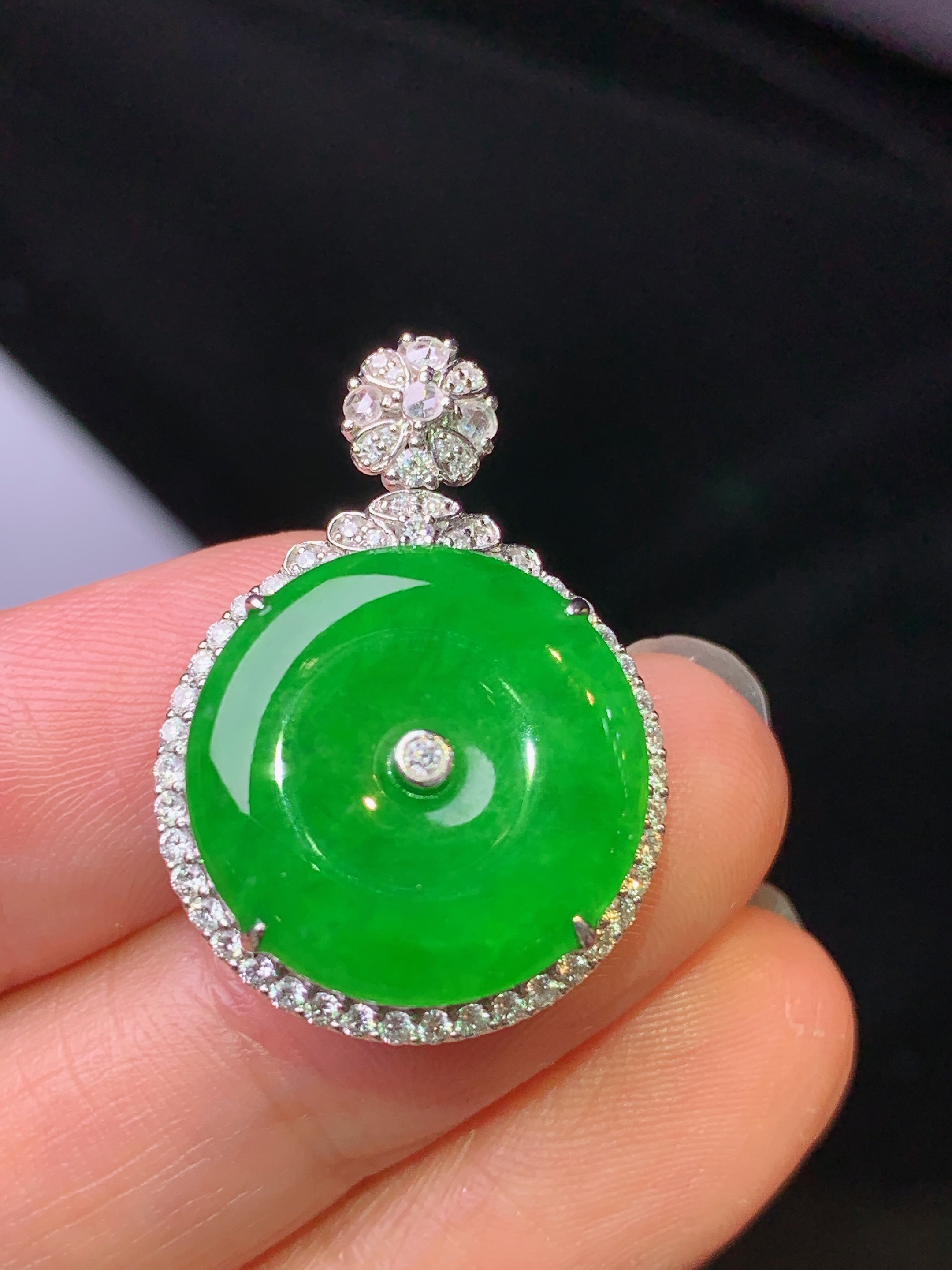 18k金钻镶嵌满绿平安扣吊坠 玉质细腻 色泽艳丽清新 水润亮眼 整体尺寸26.8*19*9.5g1