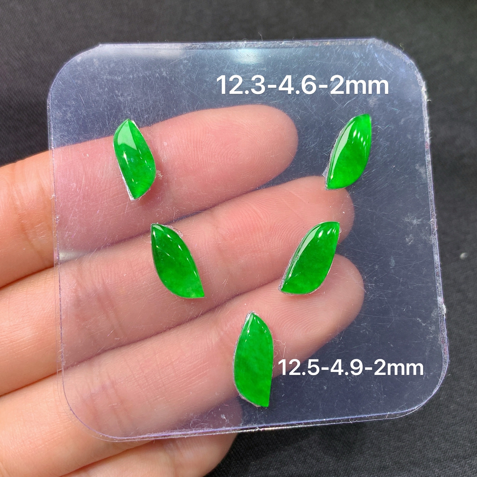 冰阳绿随形一手，镶嵌佳品，冰润色阳，玉质细腻，种水足，Jm 尺寸12.3*4.6*2