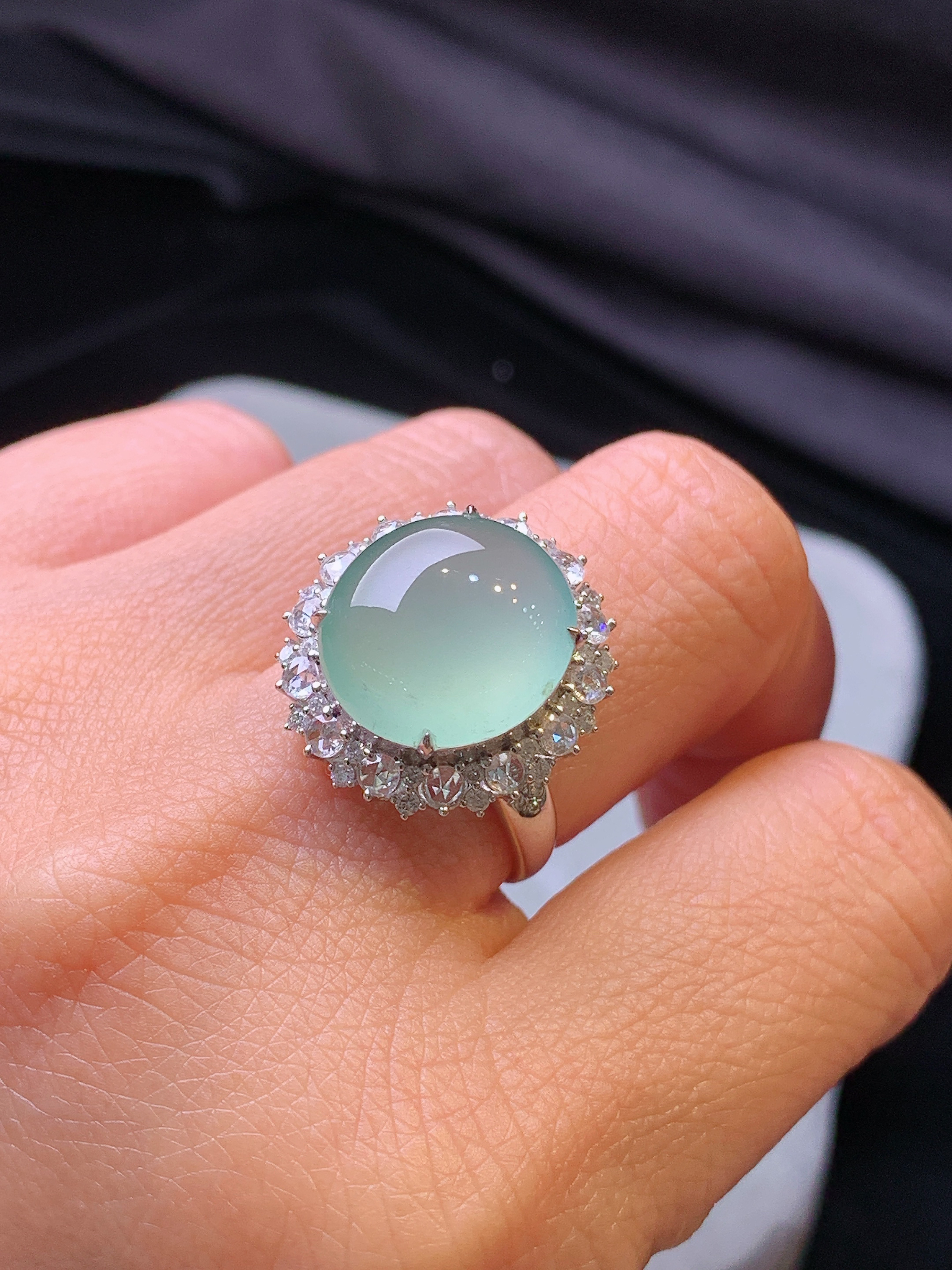 18k金钻镶嵌冰种晴绿蛋面戒指 玉质细腻 色泽艳丽清新 水润亮眼 圈口14 整体尺寸19.5*18*11.5t1