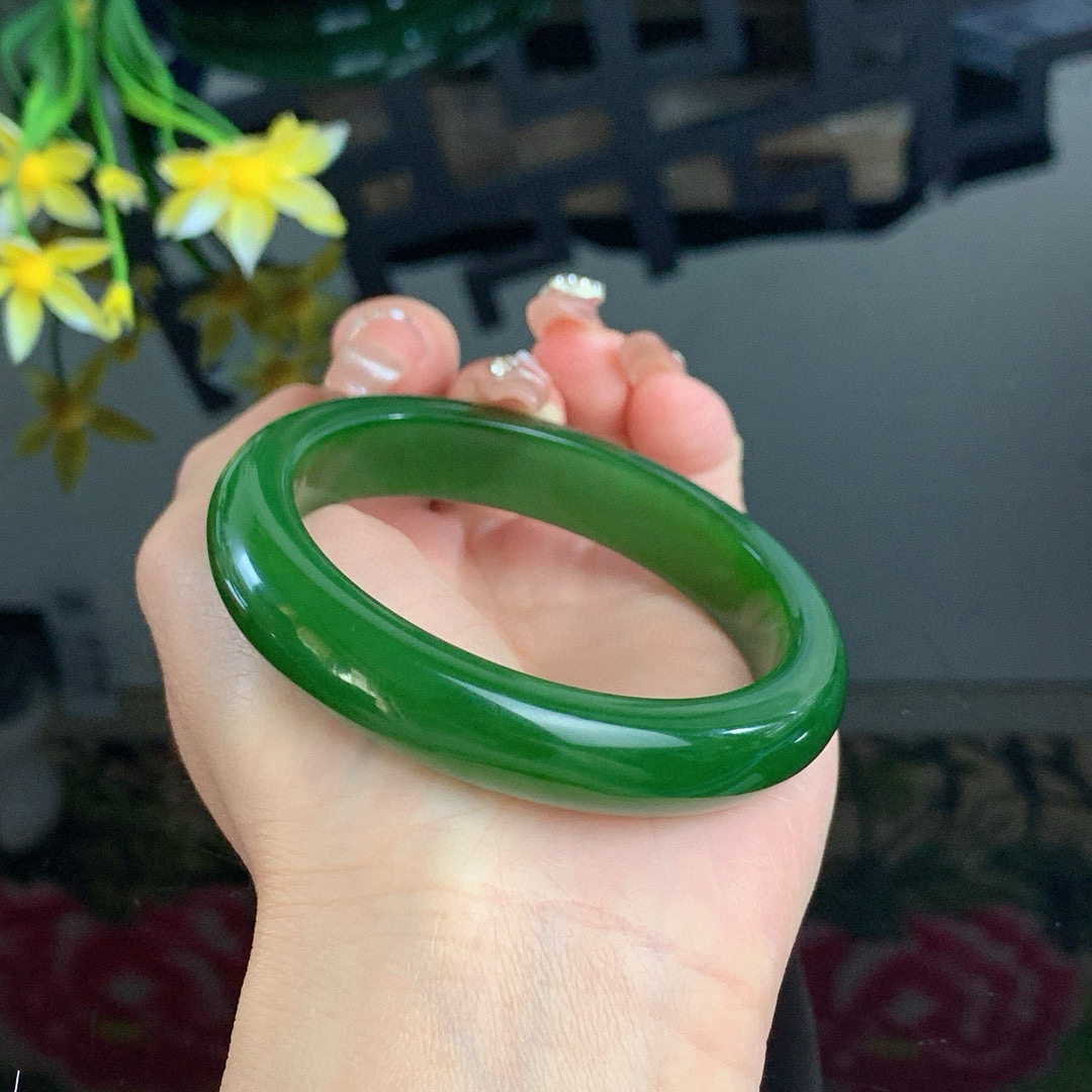 珍藏品，和田玉56圈口菠菜绿碧玉手镯！玉质细腻油润 底色纯净 无裂无杂 脂粉好，品质高。