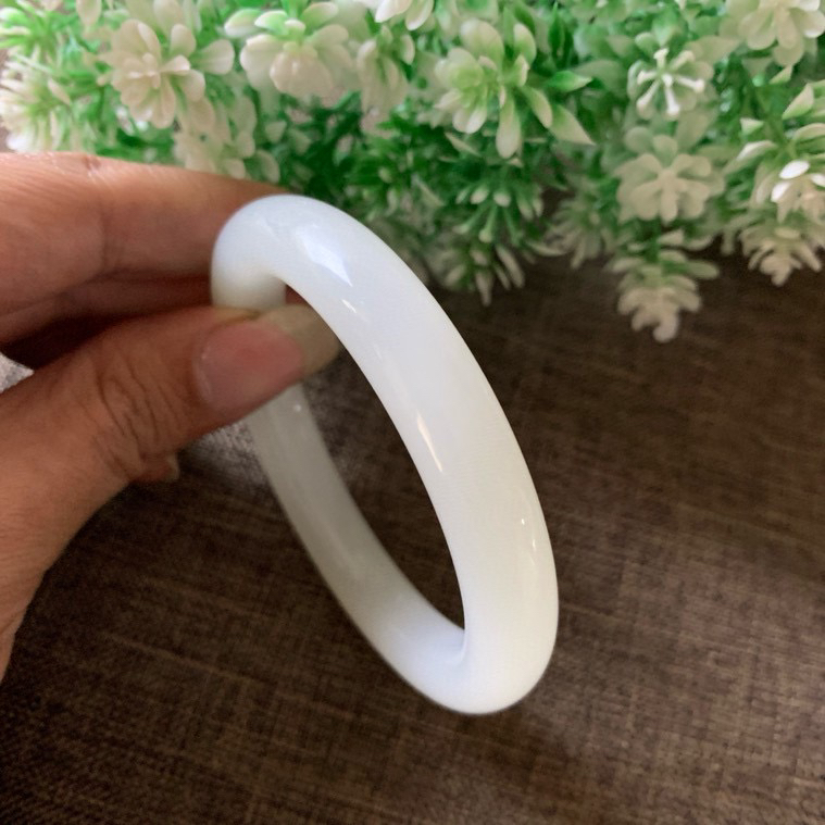 60.3圈口和田玉羊脂白手镯，精品荔枝冻冰白手镯，镯型古朴典雅。在诗情画意的雨巷相遇，你是我腕间的一