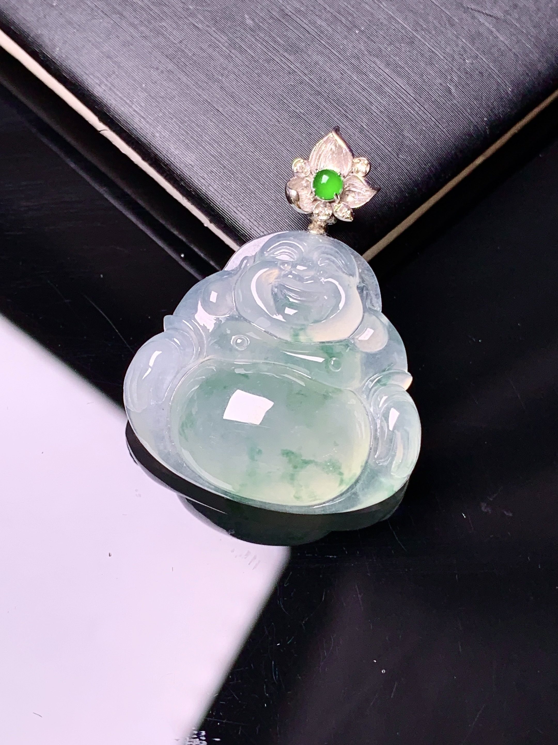 18k金钻镶嵌冰种飘绿佛公吊坠 玉质细腻 色泽艳丽清新 水润亮眼 整体尺寸31.5*24.3*8.8