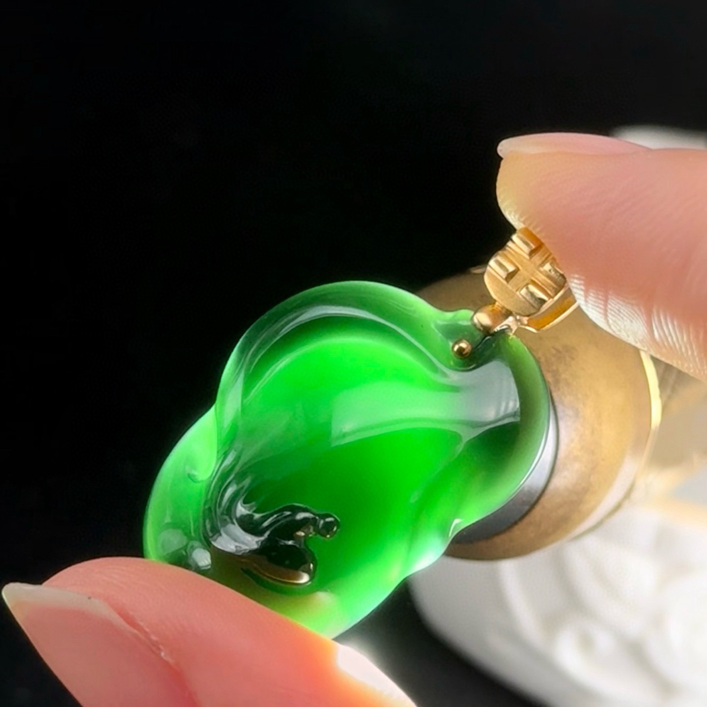 精品18k墨翠悟道 种好色正 黑度极好 打灯通透 油性十足  尺寸34.3