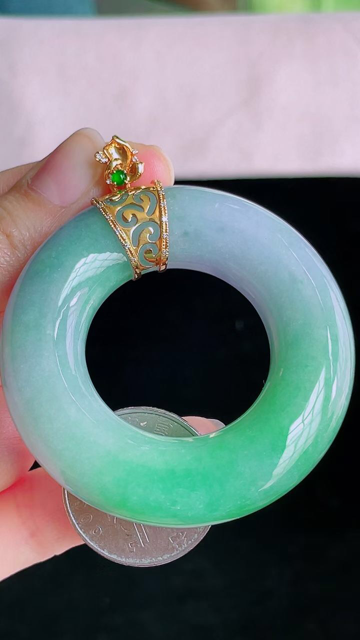 【翡翠名称】18K金镶冰春彩大平安环挂件
【翡翠尺寸】直径厚度裸石55.2/12.4mm
【翡翠描述】宝贝种老水足，玉质细腻，色泽靓丽，性价比高，佩戴效果好！
【其它赠送】权威证书/精美挂绳盒子/支持全国复检
【翡翠尺寸】
【翡翠描述】宝贝种老水足，玉质细腻，色泽靓丽，性价比高，佩戴效果好！
【其它赠送】权威证书/精美挂绳盒子/支持全国复检