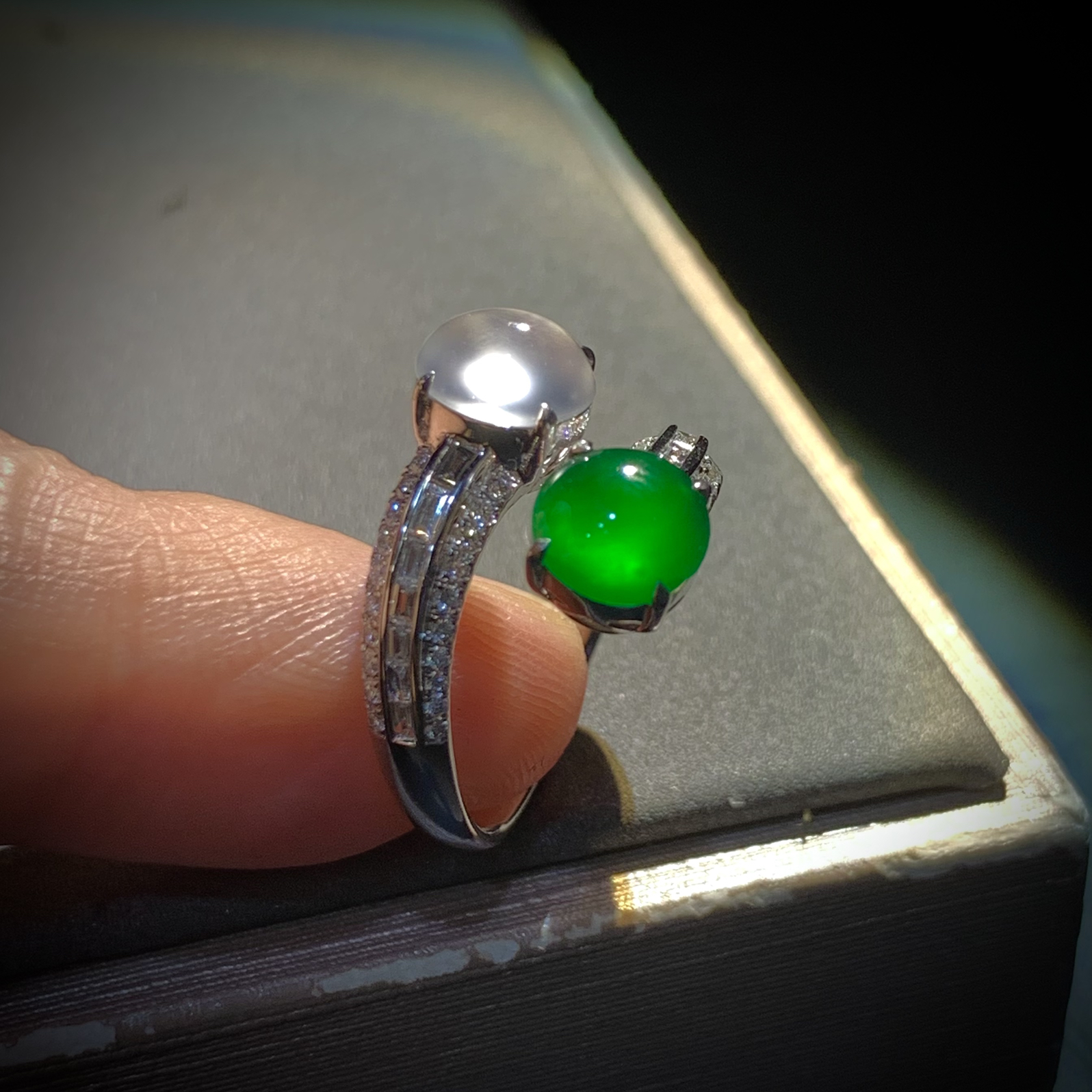 白绿蛋面双拼设计戒指，
白蛋裸石约7.3-6.6-4mm，
绿蛋裸石约6.8-6.5-3.2mm，
5.33g，13#，18K金，南非钻，