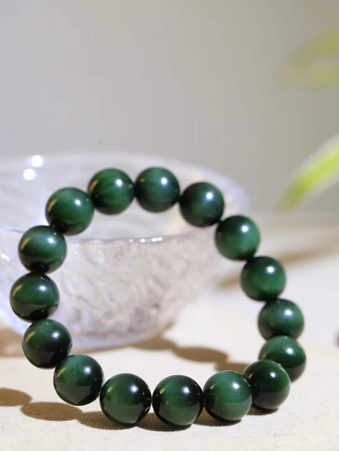 【珠圆玉润.手串】

精品和田玉碧玉猫眼珠圆玉润手串 玉质温润细腻  整串打磨圆润，佩戴舒适。珠珠落玉盘，间关莺语花底滑，一生美好时光，无论身在何处，都有它相伴相守。事事顺遂，幸福美满，吉祥如意。重45.5克 尺寸取一12mm  FDA-22101633