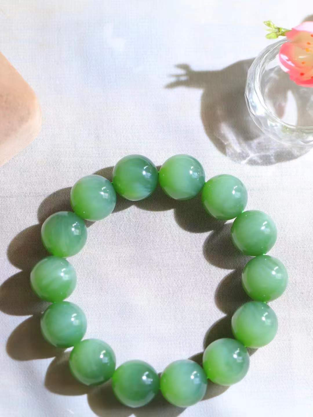 【珠圆玉润.手串】

精品️和田玉碧玉猫眼珠圆玉润手串 玉质温润细腻  整串打磨圆润，佩戴舒适。珠珠落玉盘，间关莺语花底滑，一生美好时光，无论身在何处，都有它相伴相守。事事顺遂，幸福美满，吉祥如意。重92.7克 尺寸取一16mm FDT-16352013