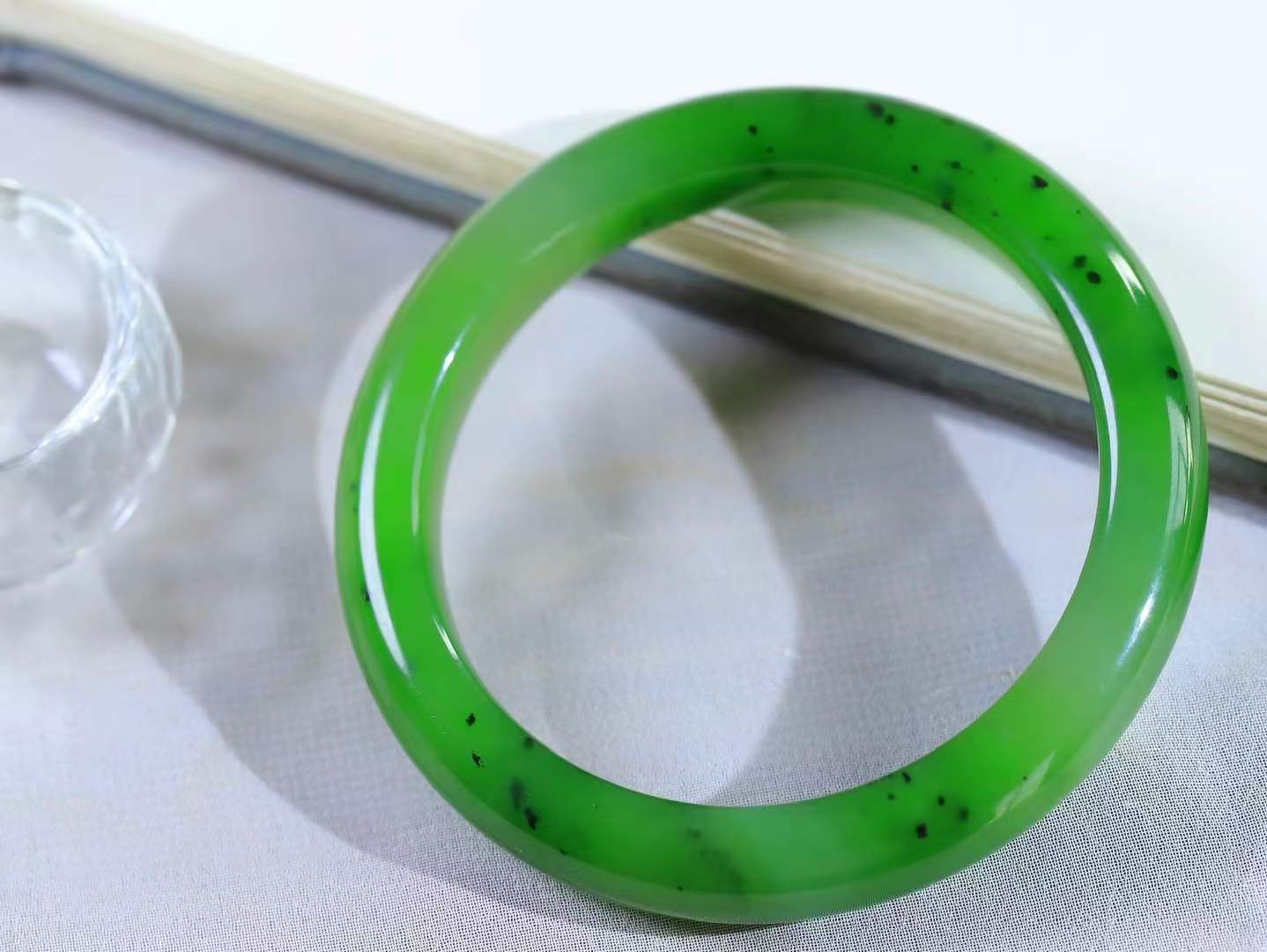 （碧色荡漾.手镯）

精品和田玉碧玉手镯，灼灼其华想像靓妆淡伫 ，腕间绿意跳脱冰壶莹，坐间静对，姑