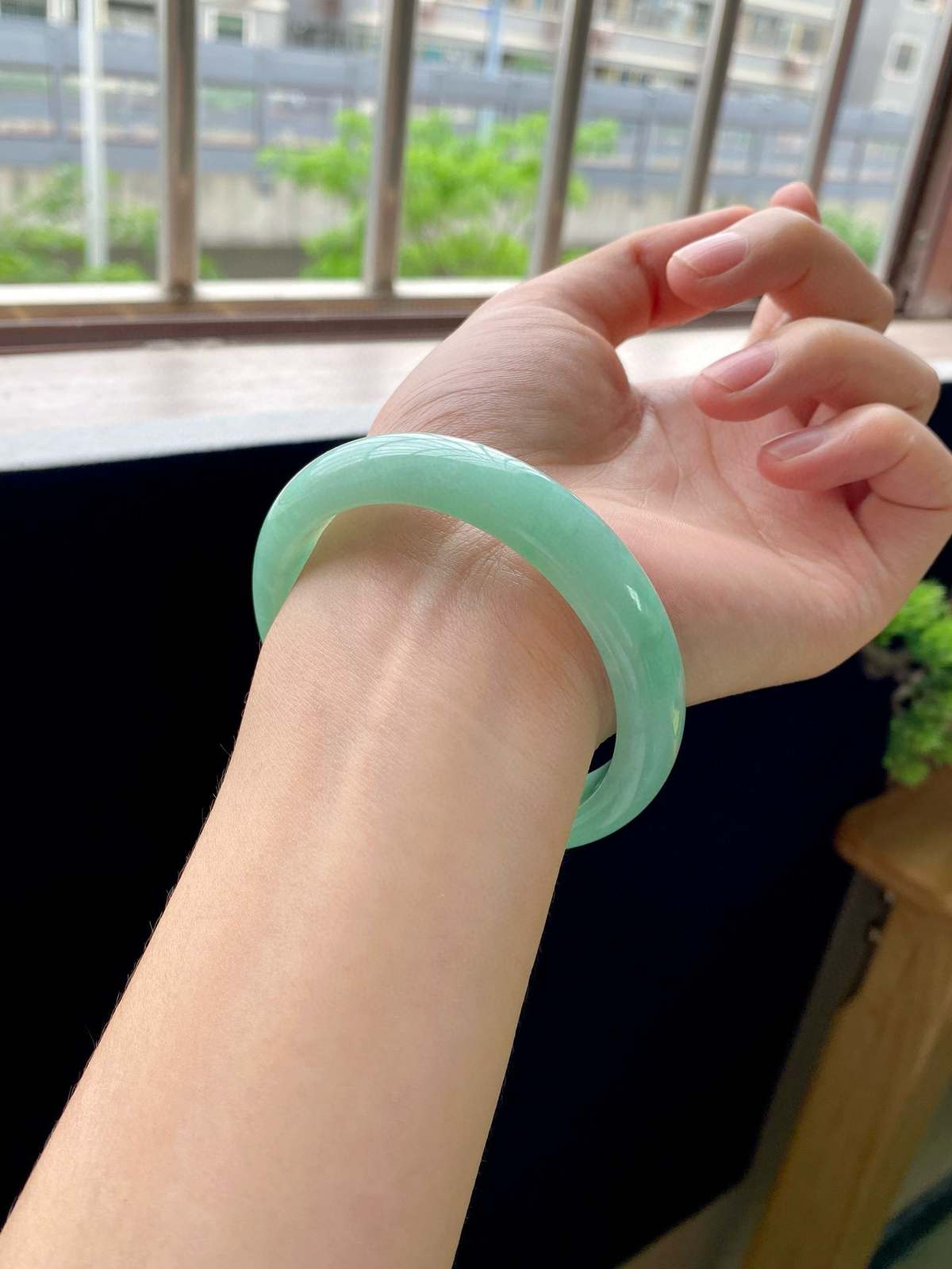 苹果绿洒金正圈
尺寸：59-12.8-8