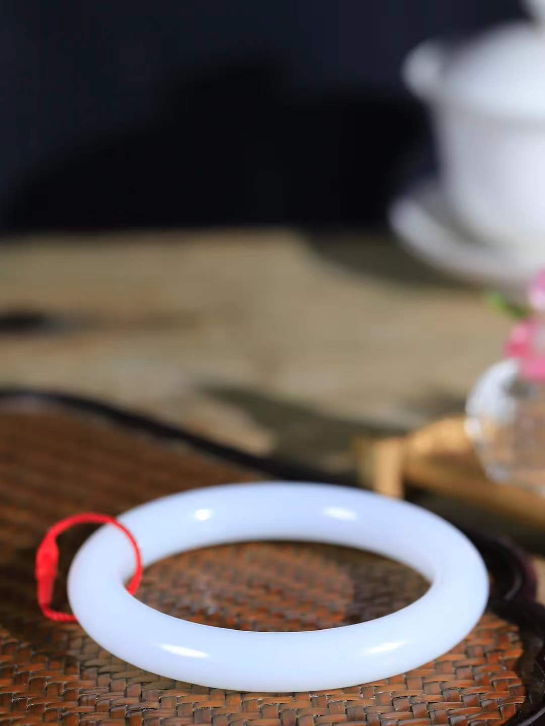 【玉佳人·手镯】

精品和田玉白玉圆条手镯 ，玉质细腻油润，做工细致精美，端庄素雅，亭亭玉立，芊芊素