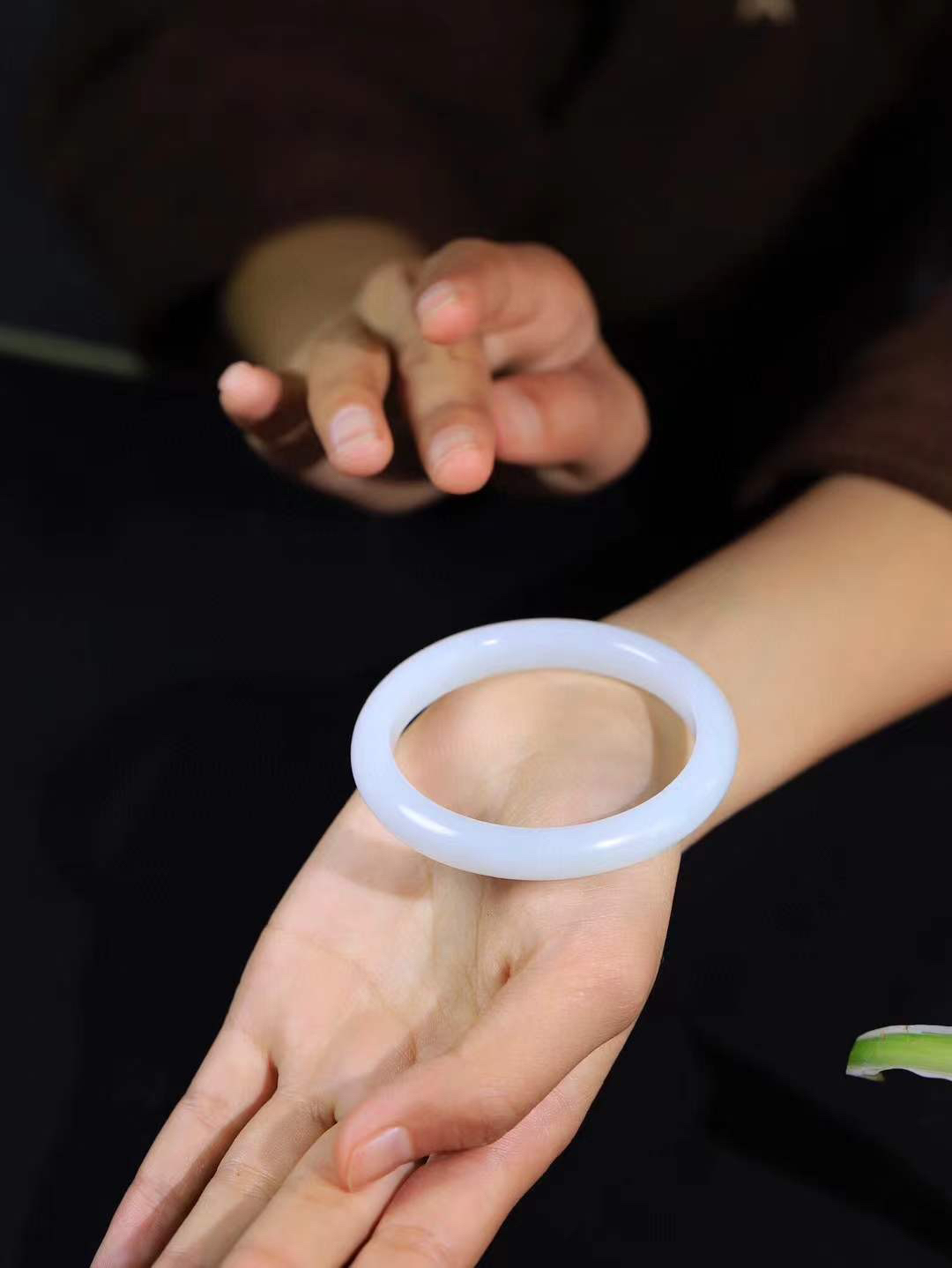 【婉约佳人.手镯】

精品️和田玉白玉手镯 玉质温润细腻 油性十足 手感舒适，高华雅逸，线条流畅，