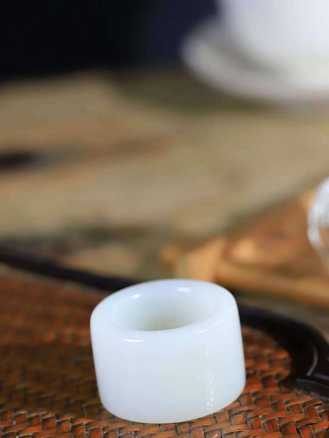 【古韵·扳指】

精品和田玉白玉扳指，玉质温润，油润感十足， 整器古韵生辉。优雅高贵。运筹帷幄于掌中，决胜于千里之外。
重25.5克 内径圈口21.3mm  尺寸20.5-5.4mm  FDT-59321900