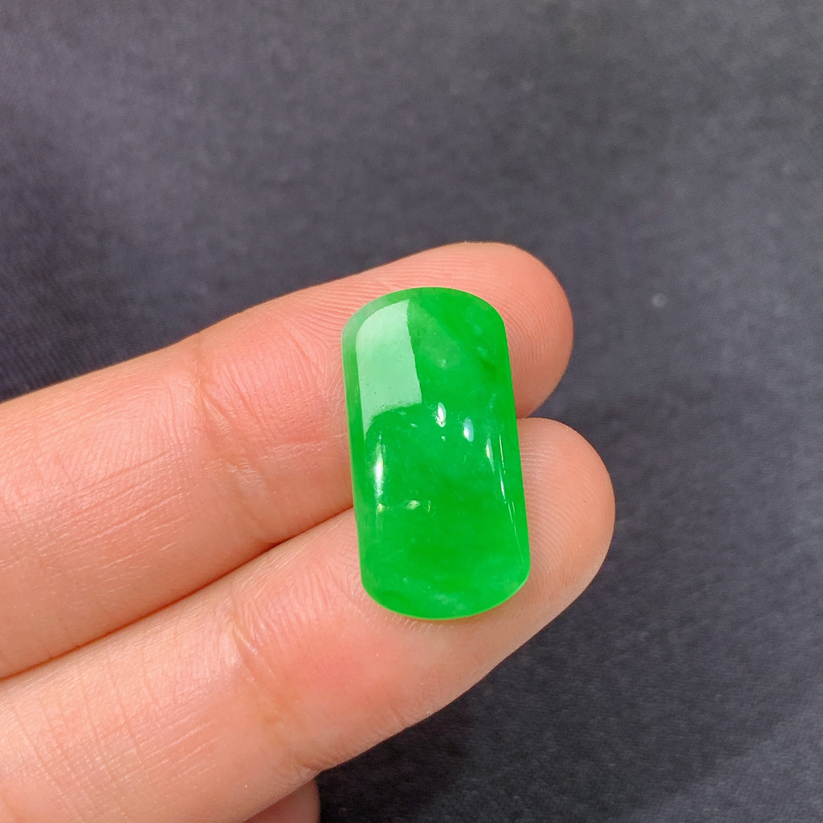 阳绿马鞍，镶嵌佳品，冰润色阳，玉质细腻，种水足，Hon 尺寸19.8*9.9*2.8