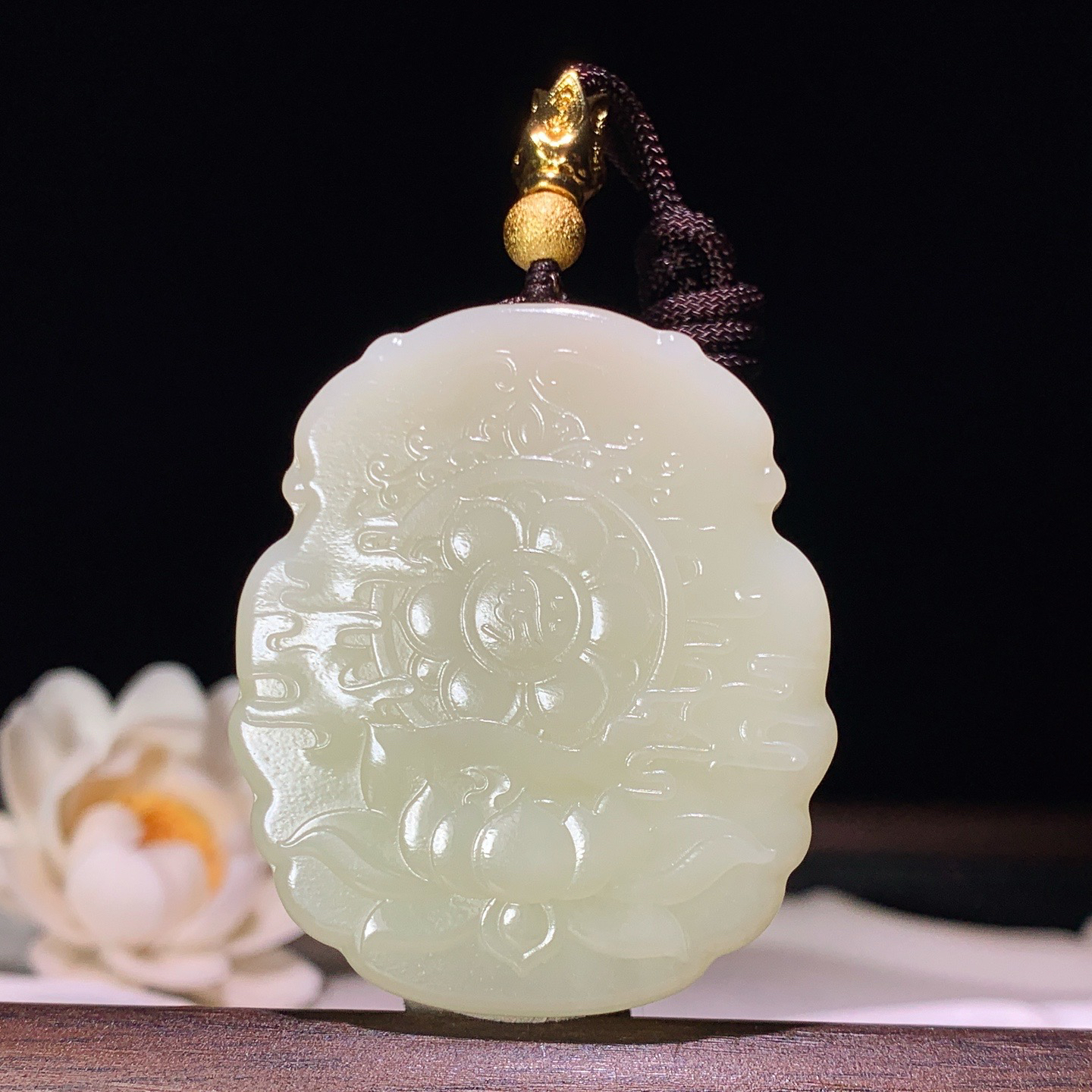 新疆和田玉且末糖坐莲观音挂件 尺寸48/41/12重46.5克。玉质细腻油润。手推出油。佩戴高端典雅。lt260321