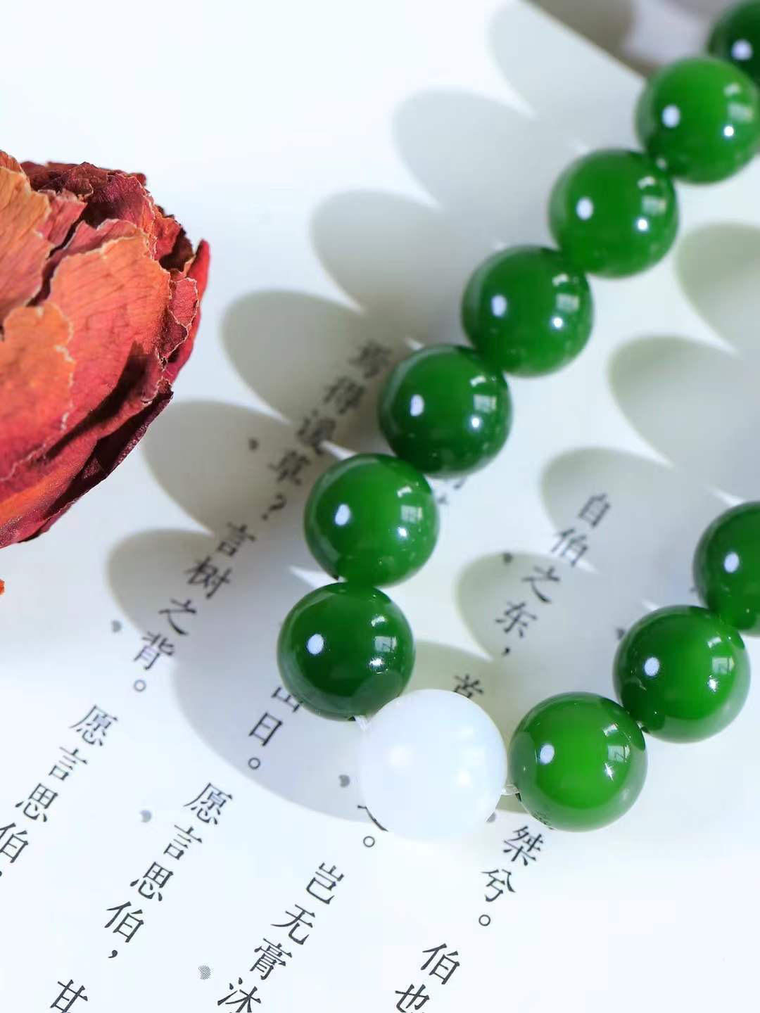 【珠圆玉润.手持】

收藏级臻品️和田玉碧玉珠圆玉润手持，也可做项链，玉质温润细腻  整串打磨圆润，佩戴舒适。珠珠落玉盘，间关莺语花底滑，一生美好时光，无论身在何处，都有它相伴相守。事事顺遂，幸福美满，吉祥如意。重63.6克 尺寸取一12mm  FDA-11372033