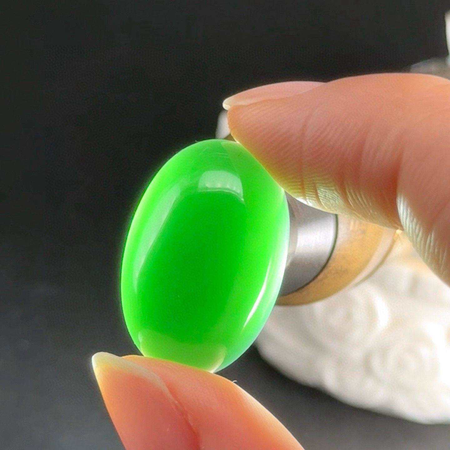 精品墨翠蛋面 种好色正 黑度足 打灯通透 油性十足 尺寸23