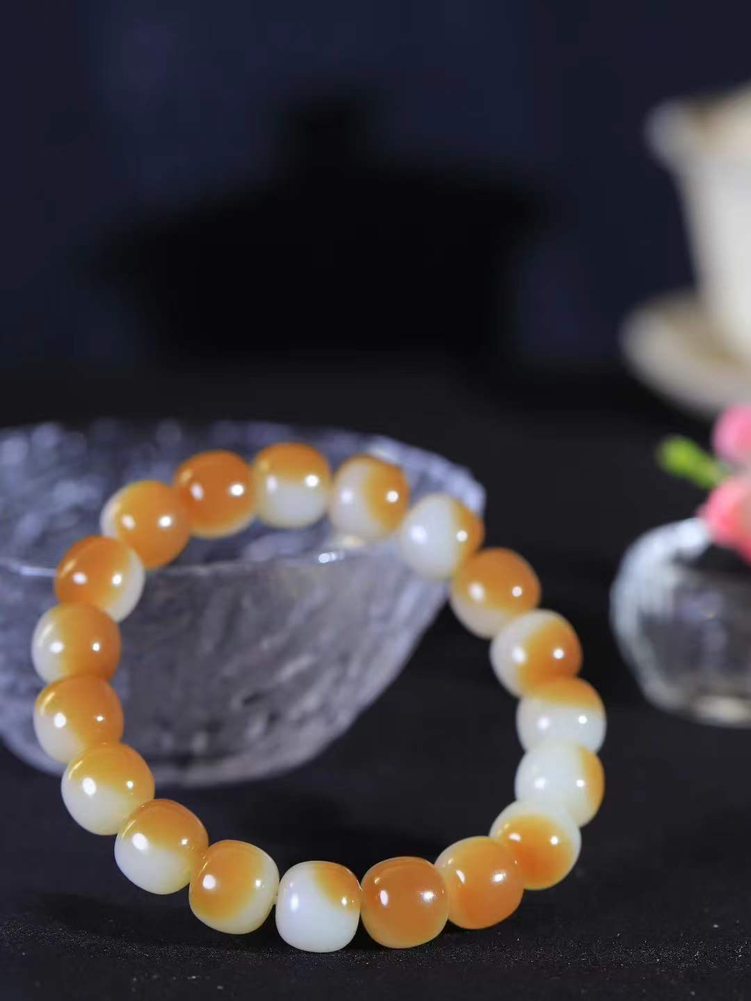 （老型珠.手串）

货头精选  和田玉糖白玉老型珠手串，玉质细腻油润 饱满光滑 质朴无华，悠远简单，人心境界远，百世修炼深，心灵常驻善意持，觉悟人生百世修  重41克    尺寸取一10-11mm    10171568A