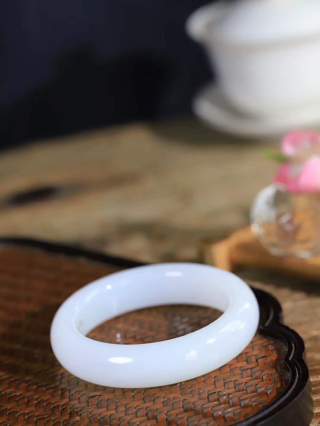 【柔情素语·手镯】

收藏级臻品和田玉白玉手镯，玉质细腻温润，手感舒适，️线条流畅，简约大气，美自天成，佩戴于腕间，婉约之美，举手投足间透出那份低调奢华，醉人心扉。重69.5克 内径圈口54mm  尺寸15-9.5mm   FDA-55352003