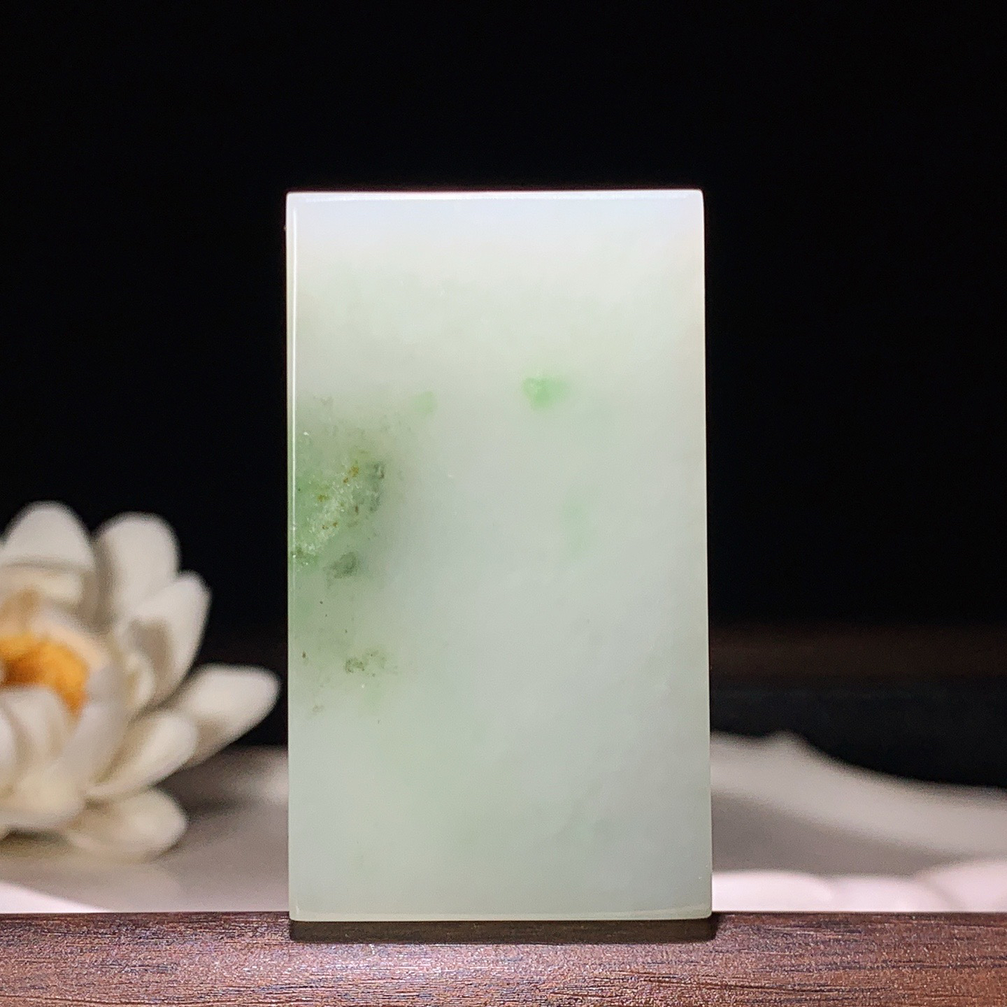 新疆和田玉翠青平安无事牌挂件 尺寸51/29/9重41.5克。玉质细腻油润。手推出油。佩戴高端典雅。lt260321