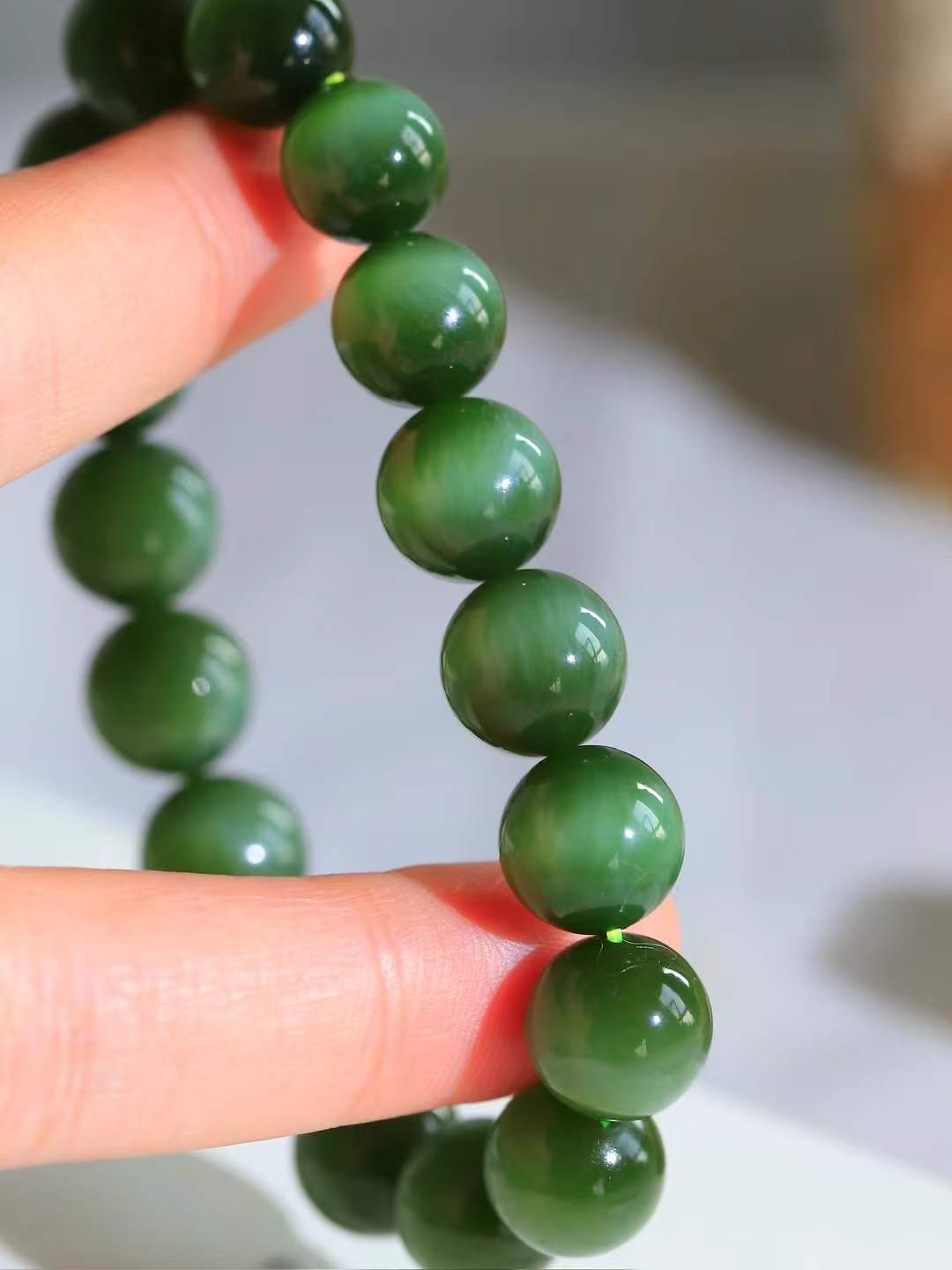 （猫眼手串）

精品和田玉碧玉猫眼圆珠手串 质地温润灵动 猫眼儿般的光中，有波光潋滟，也有梦幻清韵。行走于市井的喧嚣，相顾不言，便得清欢。重46.2克 尺寸取一12mmFDT-23352053