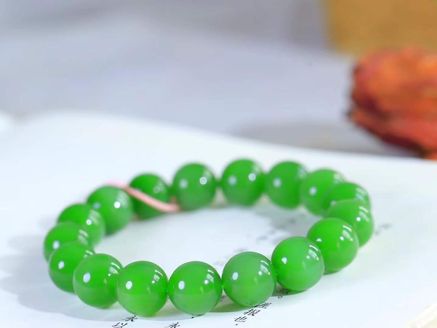 【珠圆玉润.手串】

精品和田玉碧玉珠圆玉润手串 玉质温润细腻  整串打磨圆润，佩戴舒适。珠珠落玉盘
