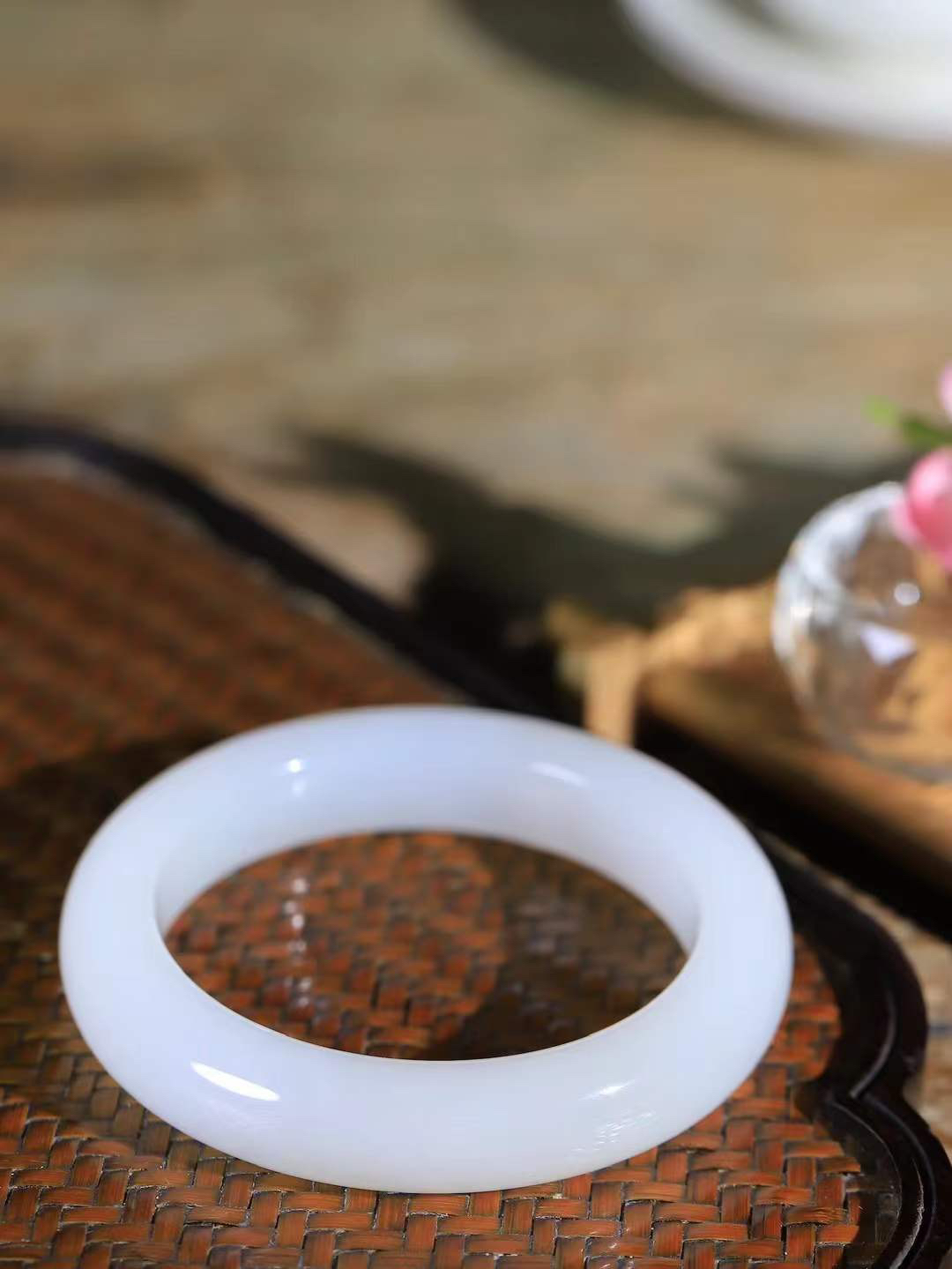 【婉约佳人.手镯】

精品和田玉白玉手镯 玉质温润细腻 油性十足 手感舒适，高华雅逸，线条流畅，简约