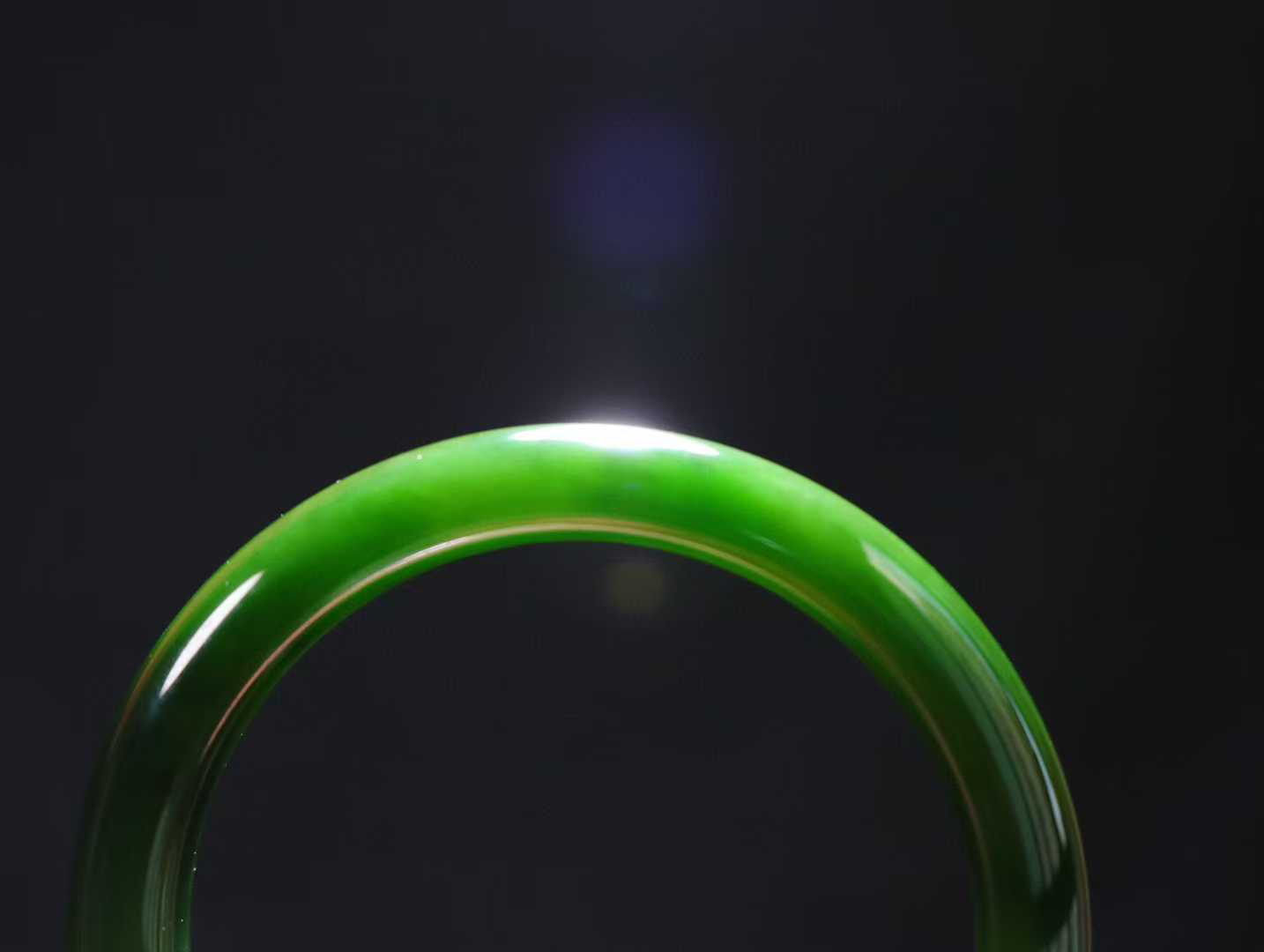 【腕间柔情】

信誉第一品质保证️和田玉碧玉菠菜绿手镯，俄料七号矿 红皮老料，玉质温润细腻 油性十足，色泽匀称，️款式精美时尚，佩戴美观惹眼，美自天成，婉约之美，举手投足间透出那份低调奢华。

重44.7克 圈口54.5mm尺寸54.5-11.6-8mm O18823207130