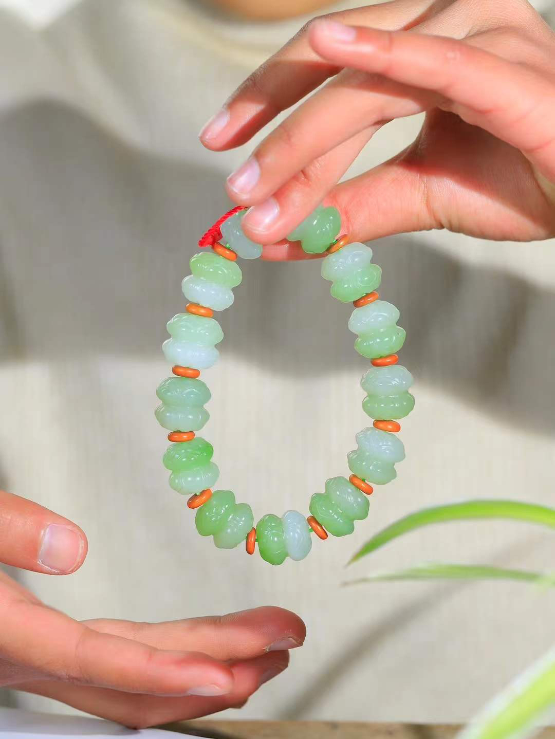 【莲花.手串】

精品和田玉翠青莲花手串，器形优雅，小巧精致，翠色浓郁，玉质细腻油润、手感上佳，颗