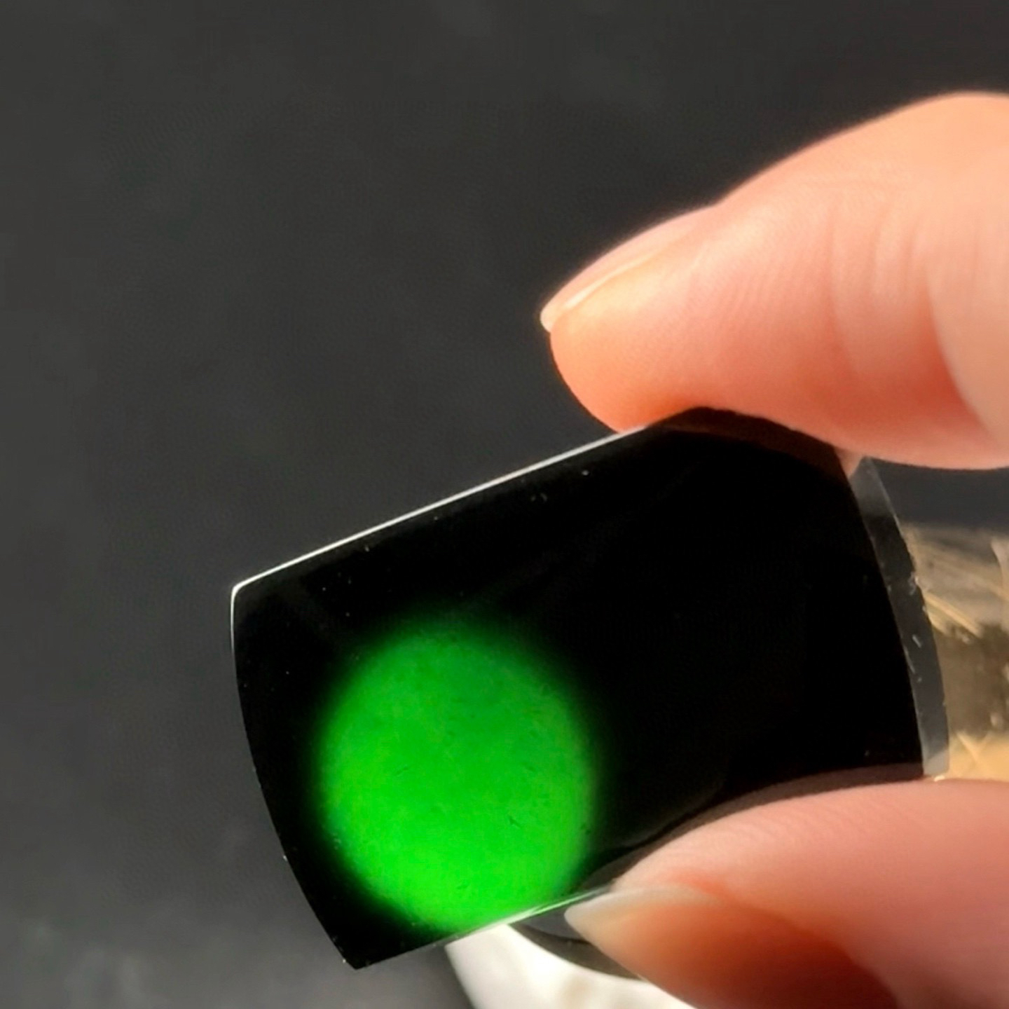 精品墨翠大马鞍裸石无事牌 种好色正 黑度极好 打灯通透 油性十足  尺寸28.4