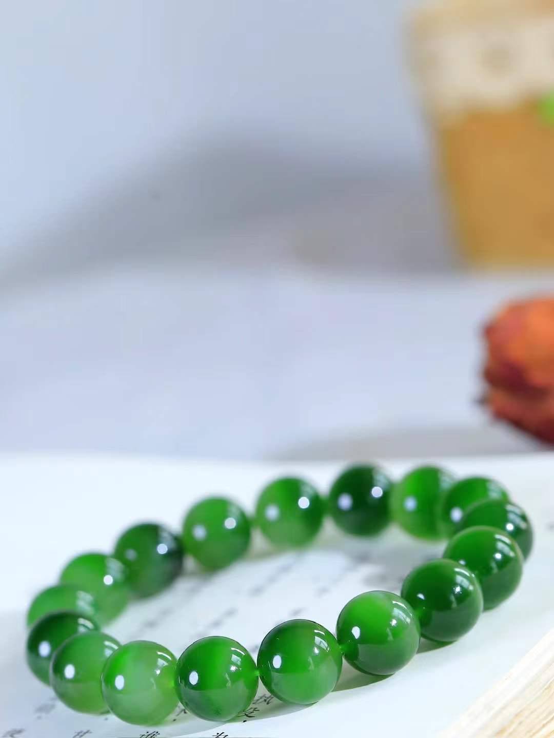 【珠圆玉润.手串】

精品️和田玉碧玉微猫眼珠圆玉润手串 玉质温润细腻  整串打磨圆润，佩戴舒适。珠珠落玉盘，间关莺语花底滑，一生美好时光，无论身在何处，都有它相伴相守。事事顺遂，幸福美满，吉祥如意。重47.2克 尺寸取一12mm  FDA-22362033