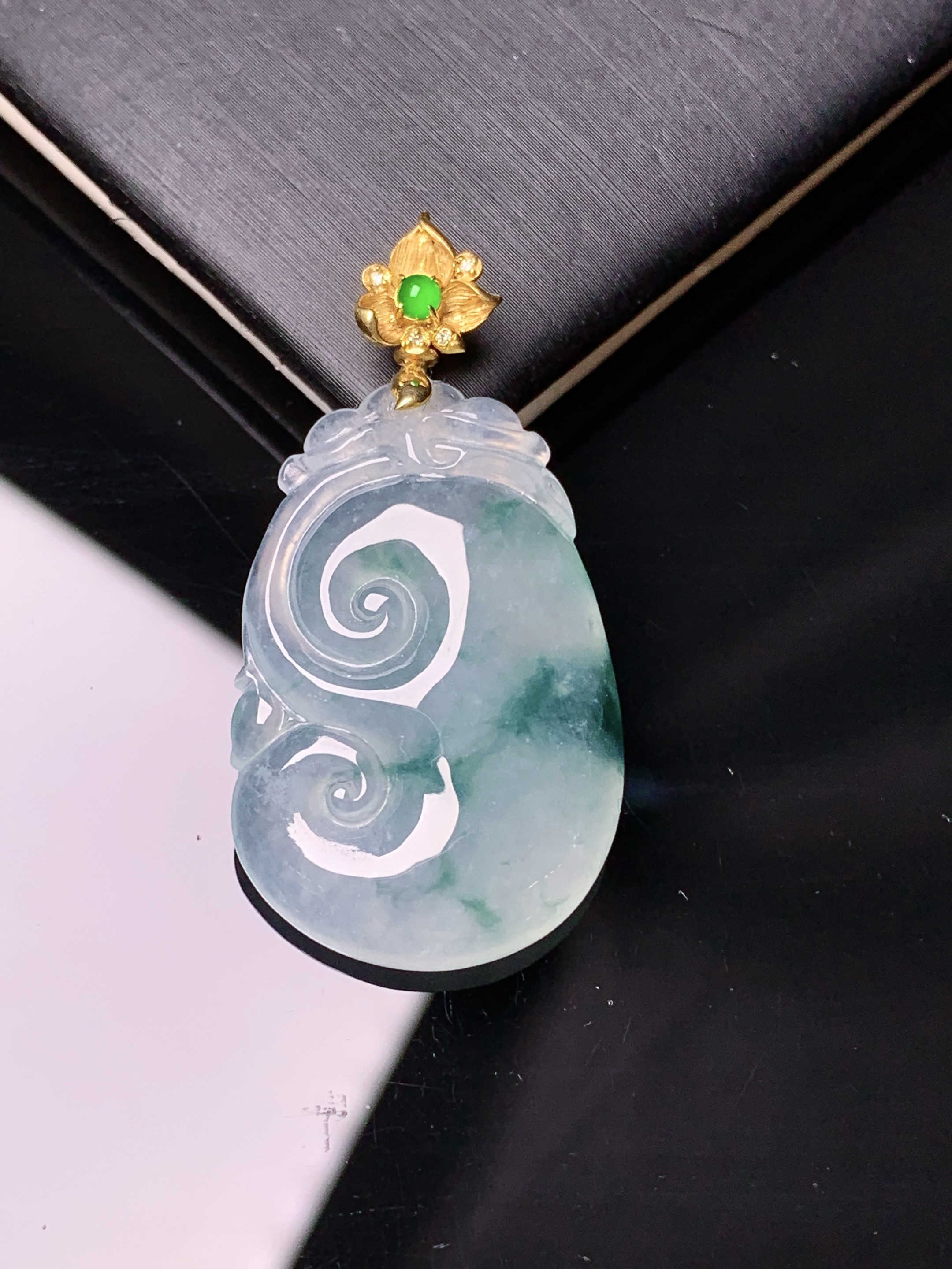 18k金钻镶嵌冰种飘绿如意吊坠 玉质细腻 色泽艳丽清新 水润亮眼 整体尺寸40.3*20.5*6.2