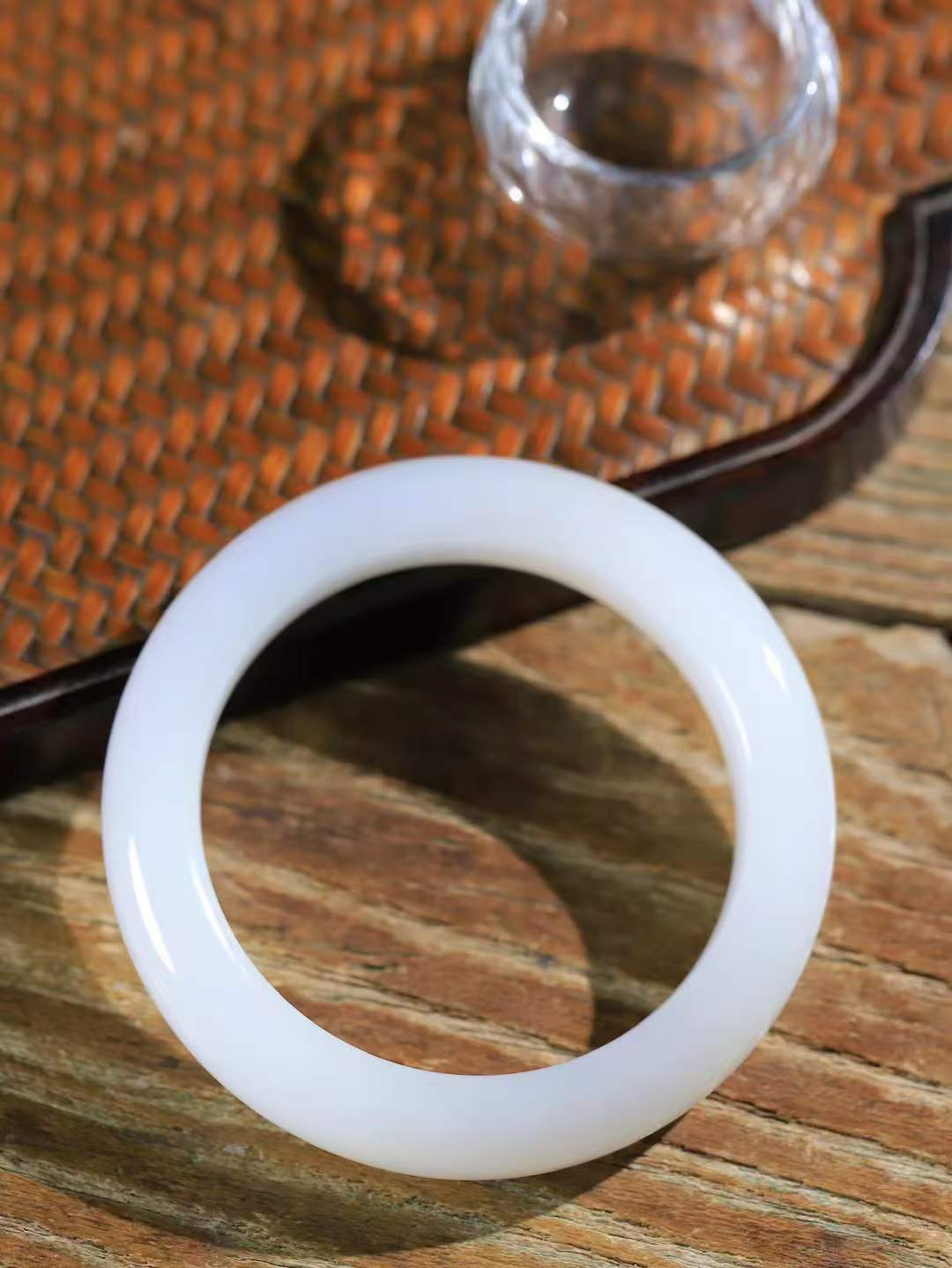 【婉约佳人.手镯】

精品和田玉白玉手镯 玉质温润细腻 油性十足 手感舒适，高华雅逸，线条流畅，简约