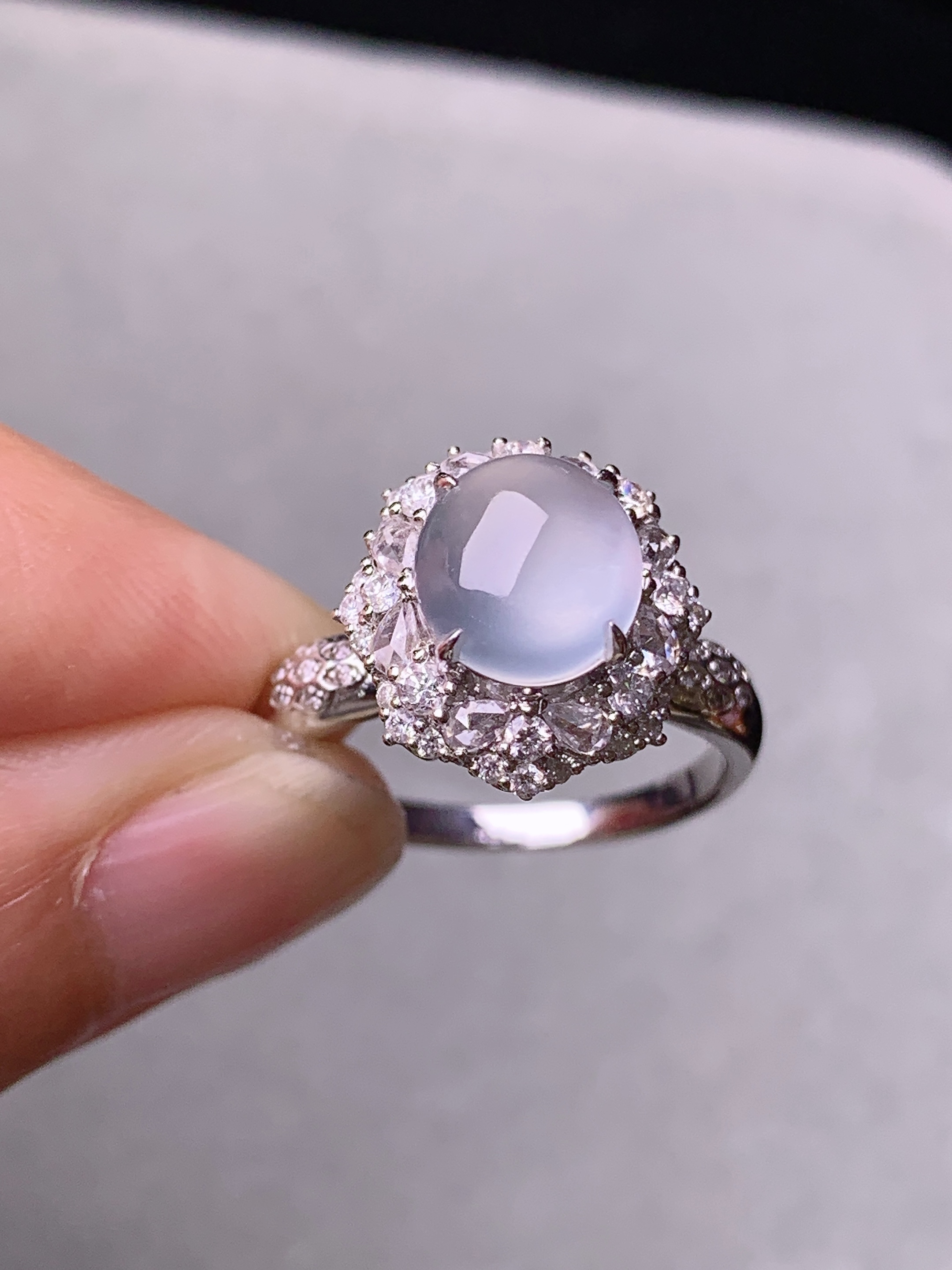 18k金钻镶嵌冰种蛋面戒指 玉质细腻 色泽艳丽清新 水润亮眼 圈口13.5 整体尺寸13.2*13*