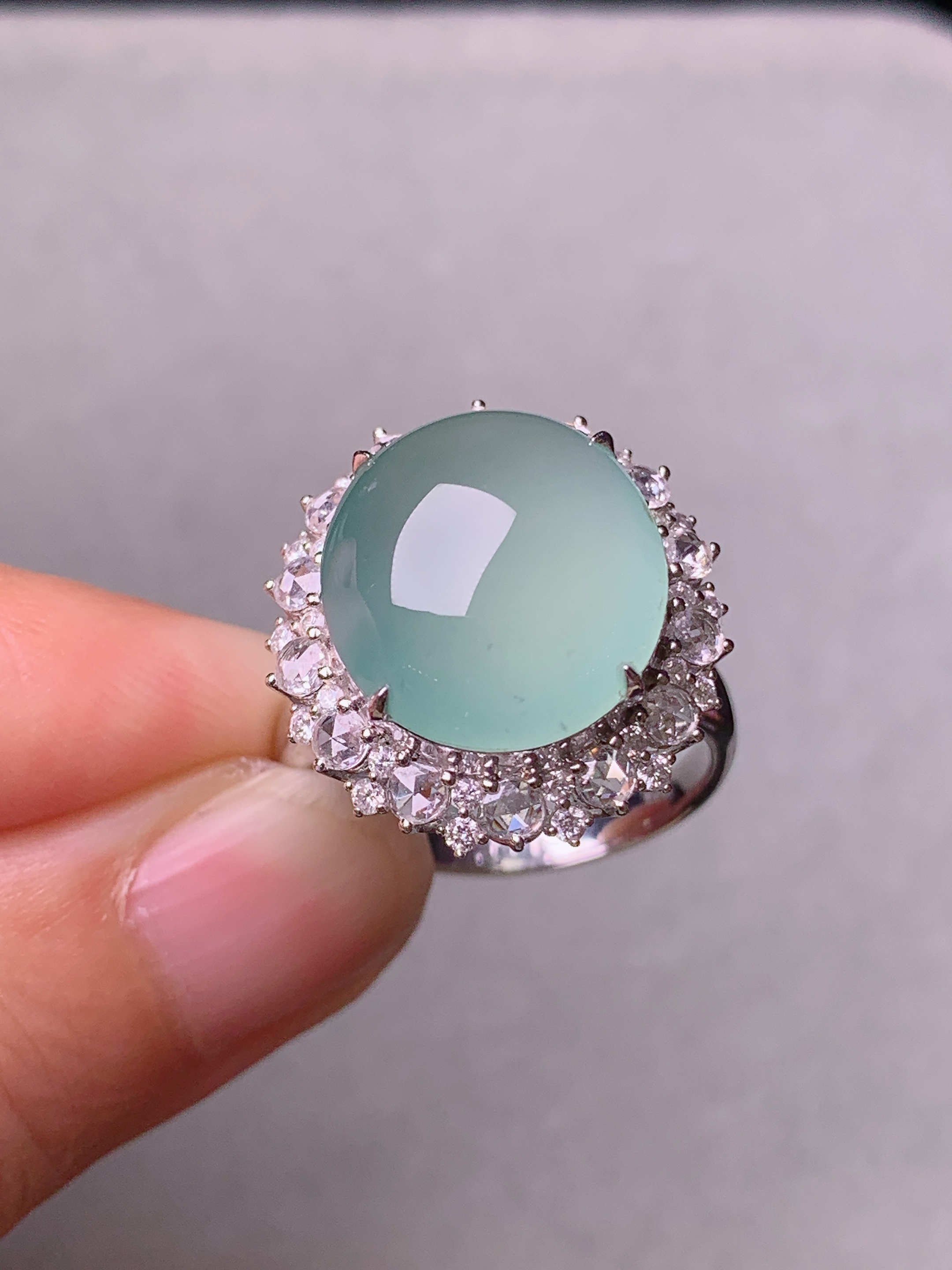 18k金钻镶嵌冰种晴绿蛋面戒指 玉质细腻 色泽艳丽清新 水润亮眼 圈口14 整体尺寸19.5*18*11.5t1