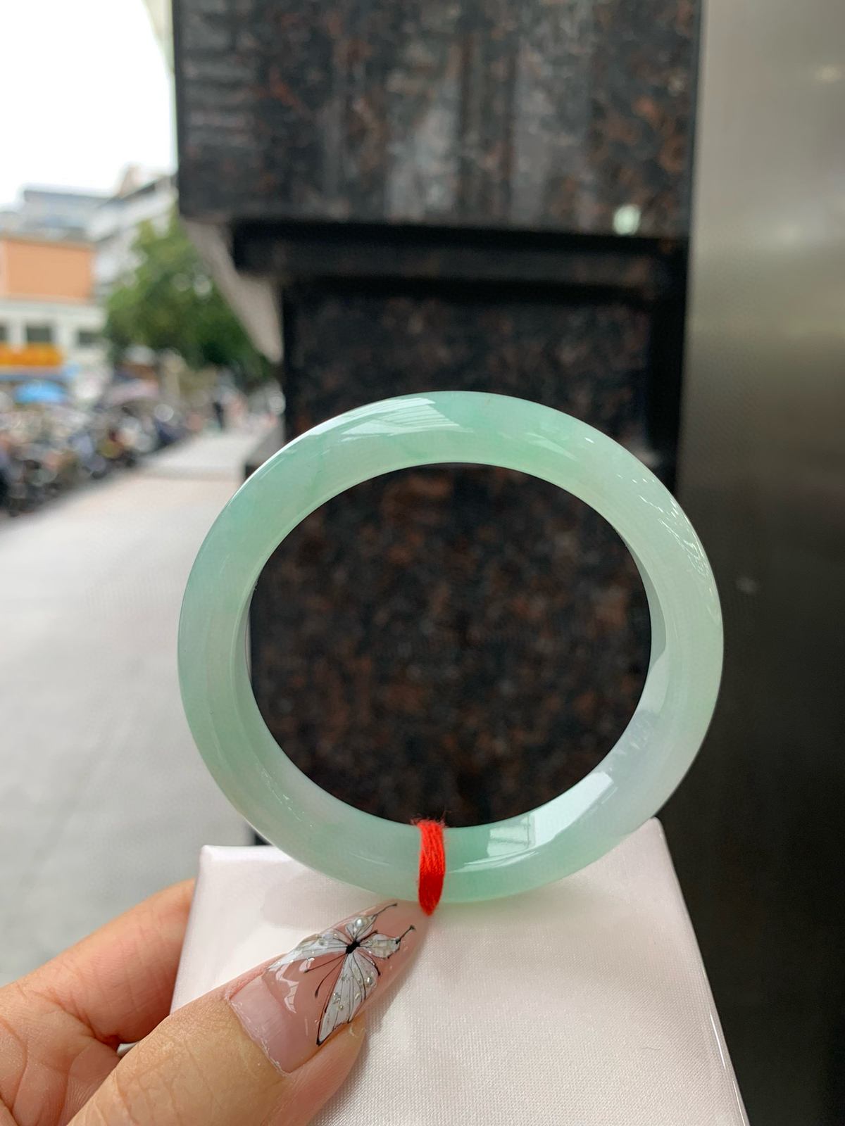 飘绿花正圈
57.1-11.1-8.4
完美，底妆冰润，满圈飘绿花点缀，简约却充满灵气，清新如芽，宛若自然的画卷凝结于腕间，静中带动，韵味悠长。